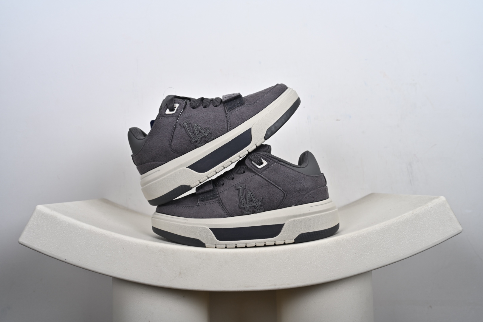 本地💰170支持放店
MLB CHUNKY LINER MID HAIRY
纽约洋基队 潮流时尚厚底运动鞋
以复古基调书写千禧美学
融合现代机能元素风格重塑经典老爹鞋
厚底设计轻盈**放肆游走 自由酷飒氛围感
官方货号: 3ASXH015N
Size:35 36 36.5 37.5 38 38.5 39 40 40.5 41 42 42.5 43 44 45-N-E4