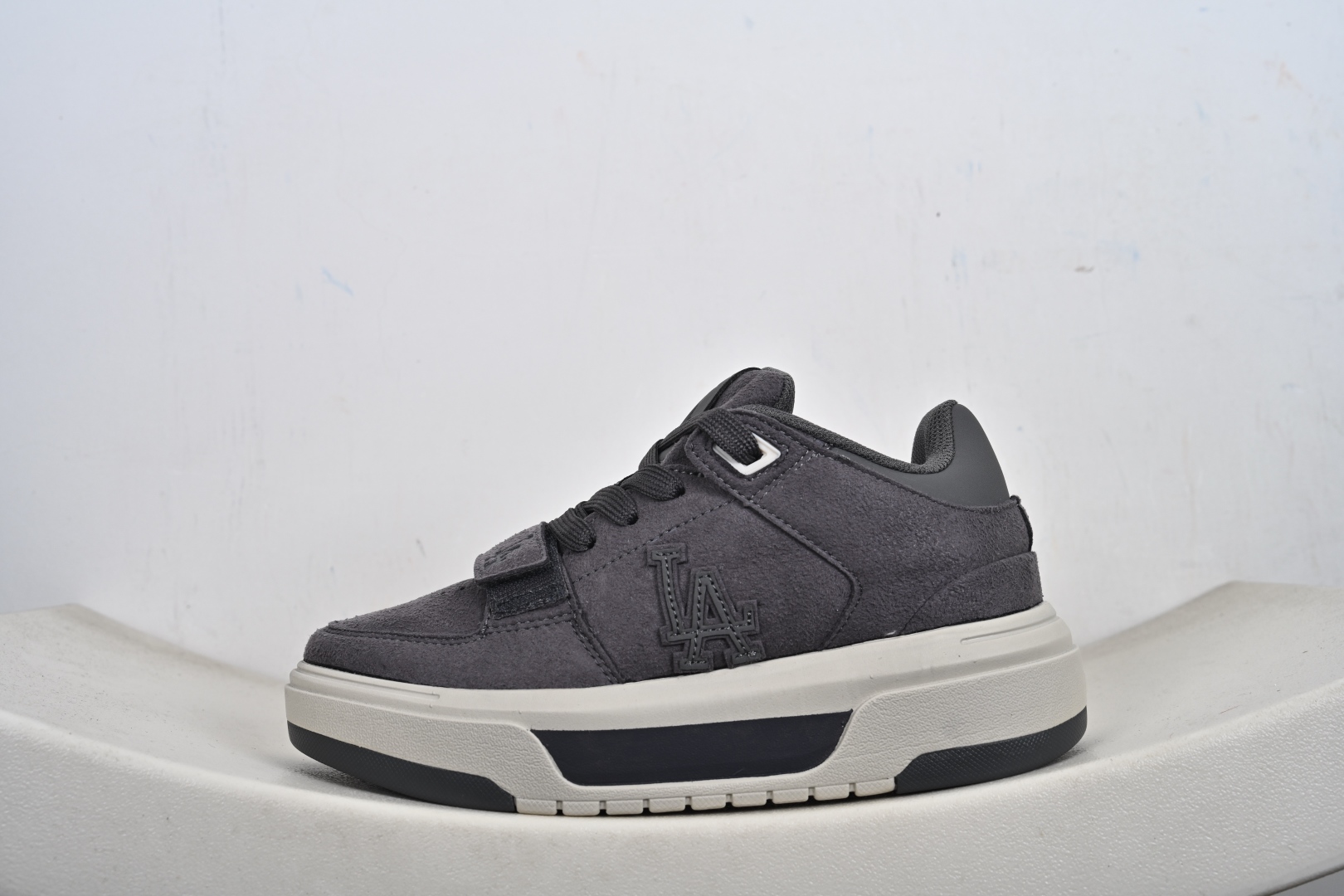 本地💰170支持放店
MLB CHUNKY LINER MID HAIRY
纽约洋基队 潮流时尚厚底运动鞋
以复古基调书写千禧美学
融合现代机能元素风格重塑经典老爹鞋
厚底设计轻盈**放肆游走 自由酷飒氛围感
官方货号: 3ASXH015N
Size:35 36 36.5 37.5 38 38.5 39 40 40.5 41 42 42.5 43 44 45-N-E4