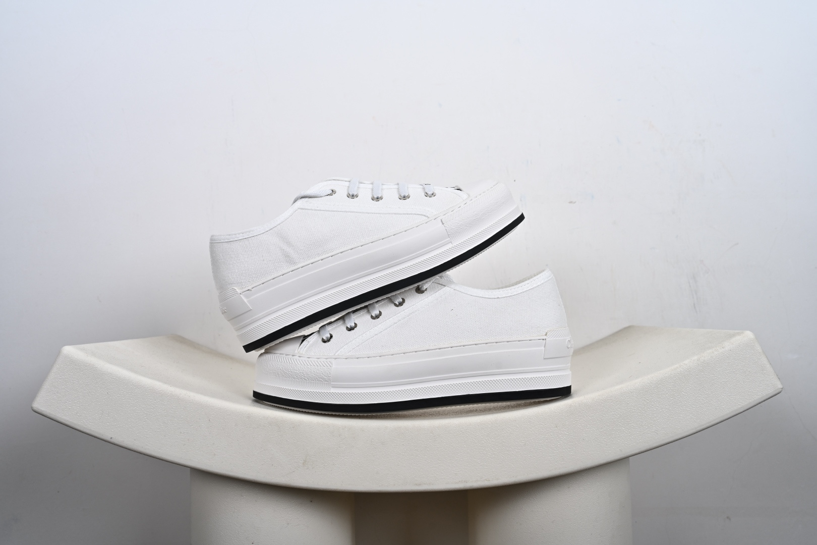 本地💰210支持放店
女鞋广东原产，升级原楦原纸版数据开发版型，采用进口机台精密电脑提花刺绣工艺裹边处理鞋面材质，软感绵羊皮内里贴合PU高弹发泡增高鞋垫，外置增高橡胶隔色大底(明显增高4.0cm厘米)❗️法国高奢时装品牌-迪奥/Dior Walk'n'Dior Low 沃克系列低帮百搭增高休闲运动厚底板鞋“帆布岩石灰”KCK385OBE
尺码：35-40-M1-E8