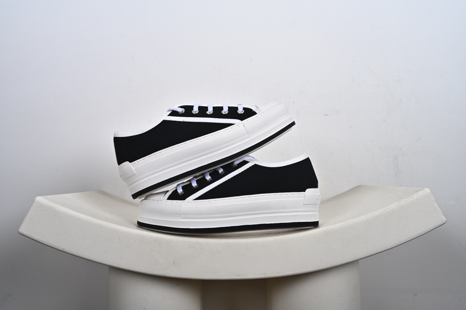 本地💰210支持放店
女鞋广东原产，升级原楦原纸版数据开发版型，采用进口机台精密电脑提花刺绣工艺裹边处理鞋面材质，软感绵羊皮内里贴合PU高弹发泡增高鞋垫，外置增高橡胶隔色大底(明显增高4.0cm厘米)❗️法国高奢时装品牌-迪奥/Dior Walk'n'Dior Low 沃克系列低帮百搭增高休闲运动厚底板鞋“帆布岩石灰”KCK385OBE
尺码：35-40-M1-E8