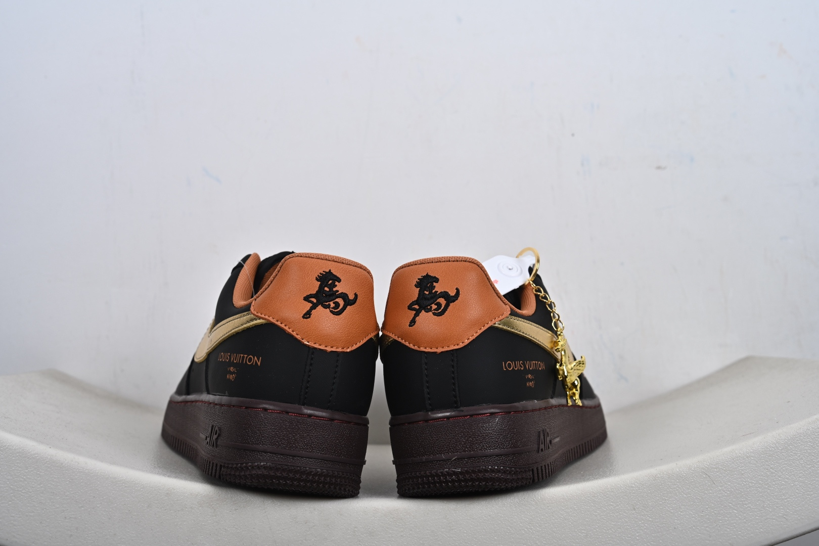 NIke Air Force 1 '07 Low “马年限定--玄黑赤金” 空军一号低帮 运动鞋 休闲鞋 FV3694-101
