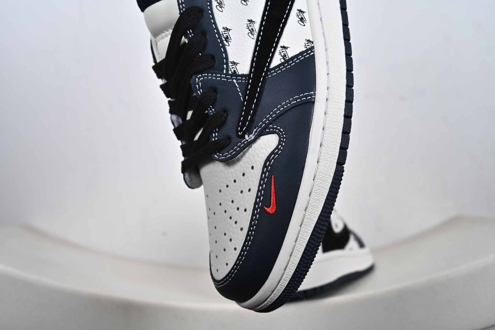 定制版 Jordan Air Jordan倒勾 “ 斯图西联名——米白蓝红印花” 高端定制 低帮 复古 减震 防滑 耐磨 篮球鞋 JW1188-170