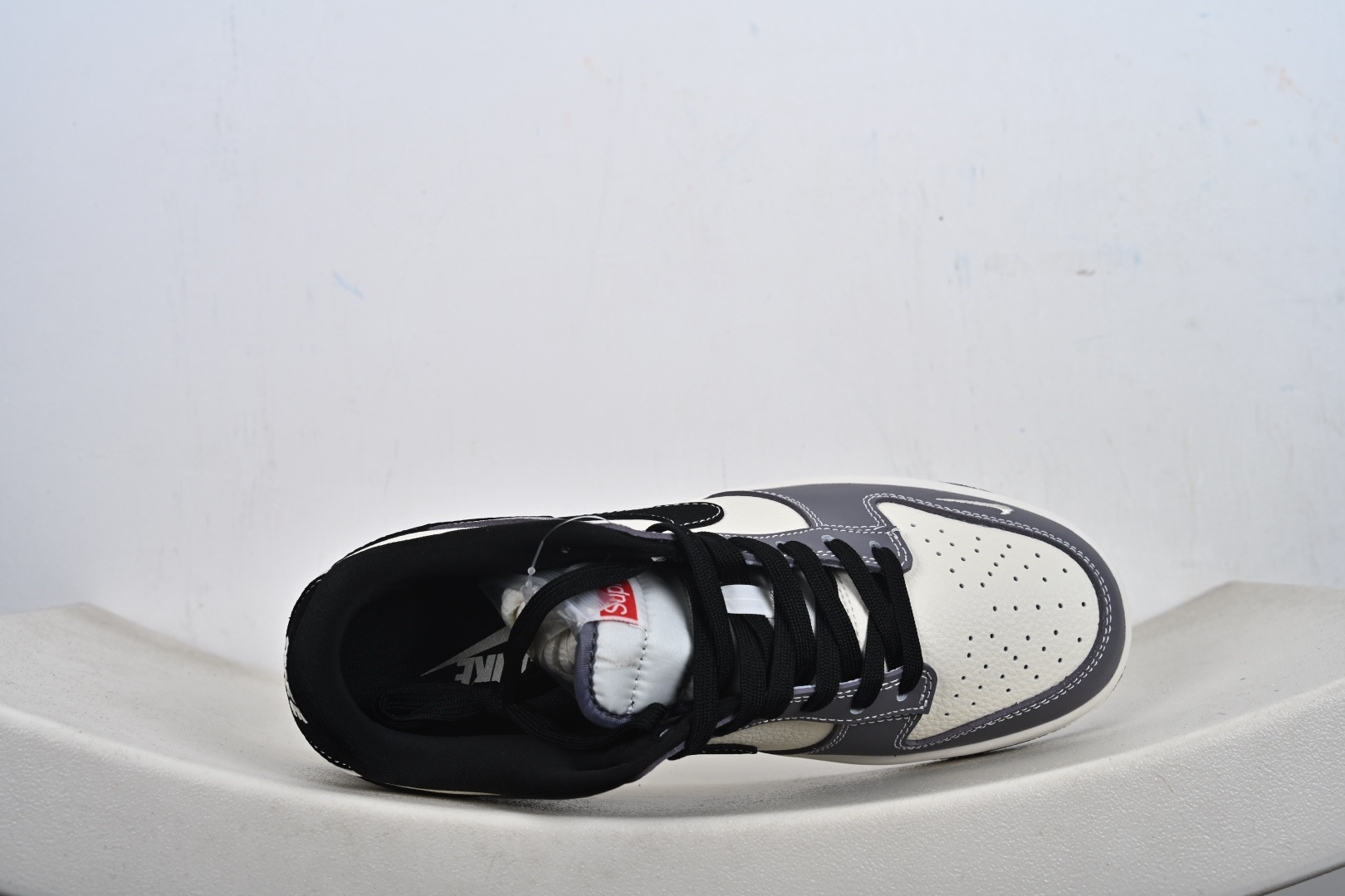 Nike SB Dunk Low“ Supreme联名--米灰黑拼接” 周年高端定制 低帮休闲板鞋 MN1688-110