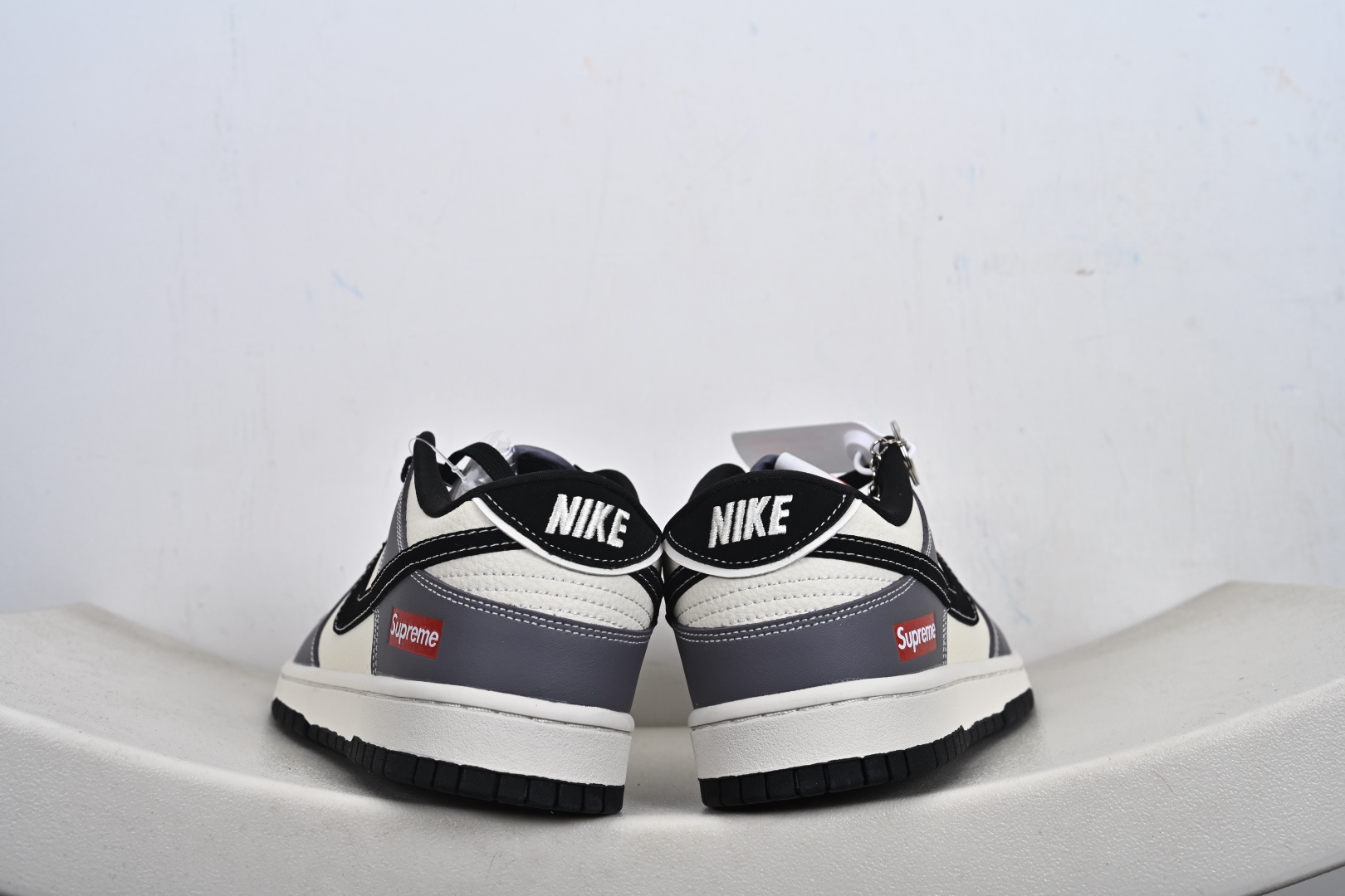 Nike SB Dunk Low“ Supreme联名--米灰黑拼接” 周年高端定制 低帮休闲板鞋 MN1688-110