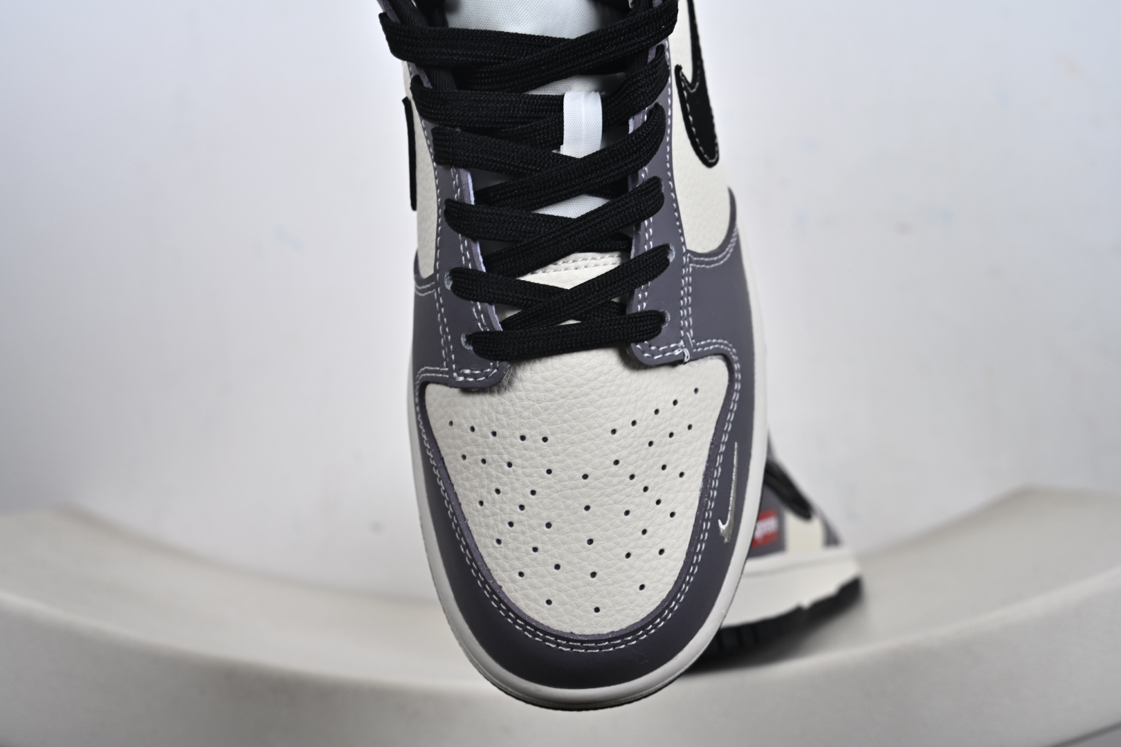 Nike SB Dunk Low“ Supreme联名--米灰黑拼接” 周年高端定制 低帮休闲板鞋 MN1688-110