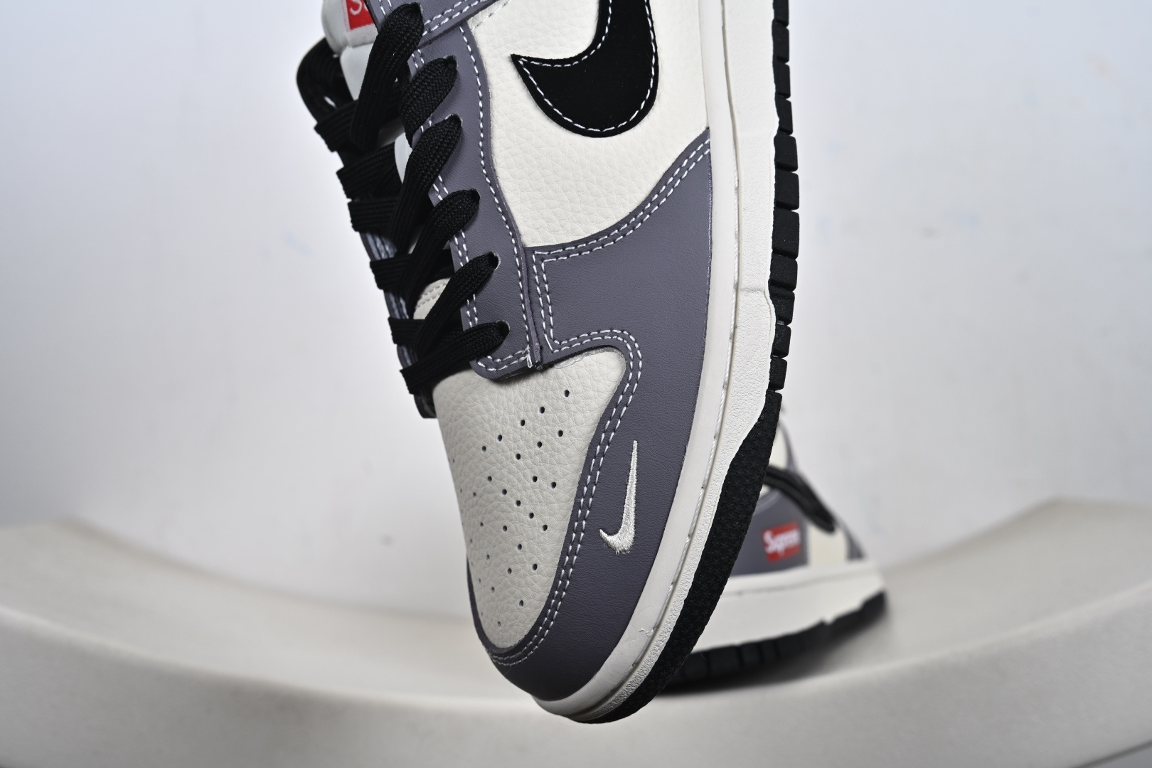 Nike SB Dunk Low“ Supreme联名--米灰黑拼接” 周年高端定制 低帮休闲板鞋 MN1688-110