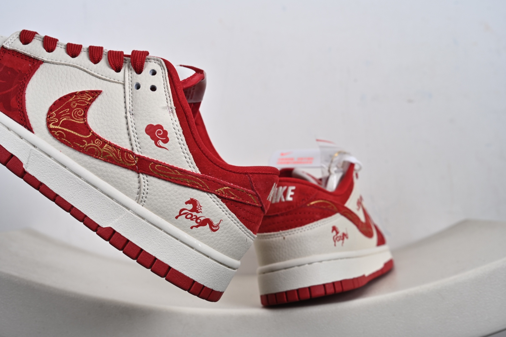 定制版Nike SB Dunk Low“ 马年限定------白红金祥云” SD8888-008-Top High Quatity Cheap Sneakers Fashion Clothing Clothes Bags handbags Shoes of all Brand wholesale With The best Quality And Beautiful Price from China Factory Chinese suppliers wholesaler seller 定制版Nike SB Dunk Low“ 马年限定------白红金祥云” SD8888-008