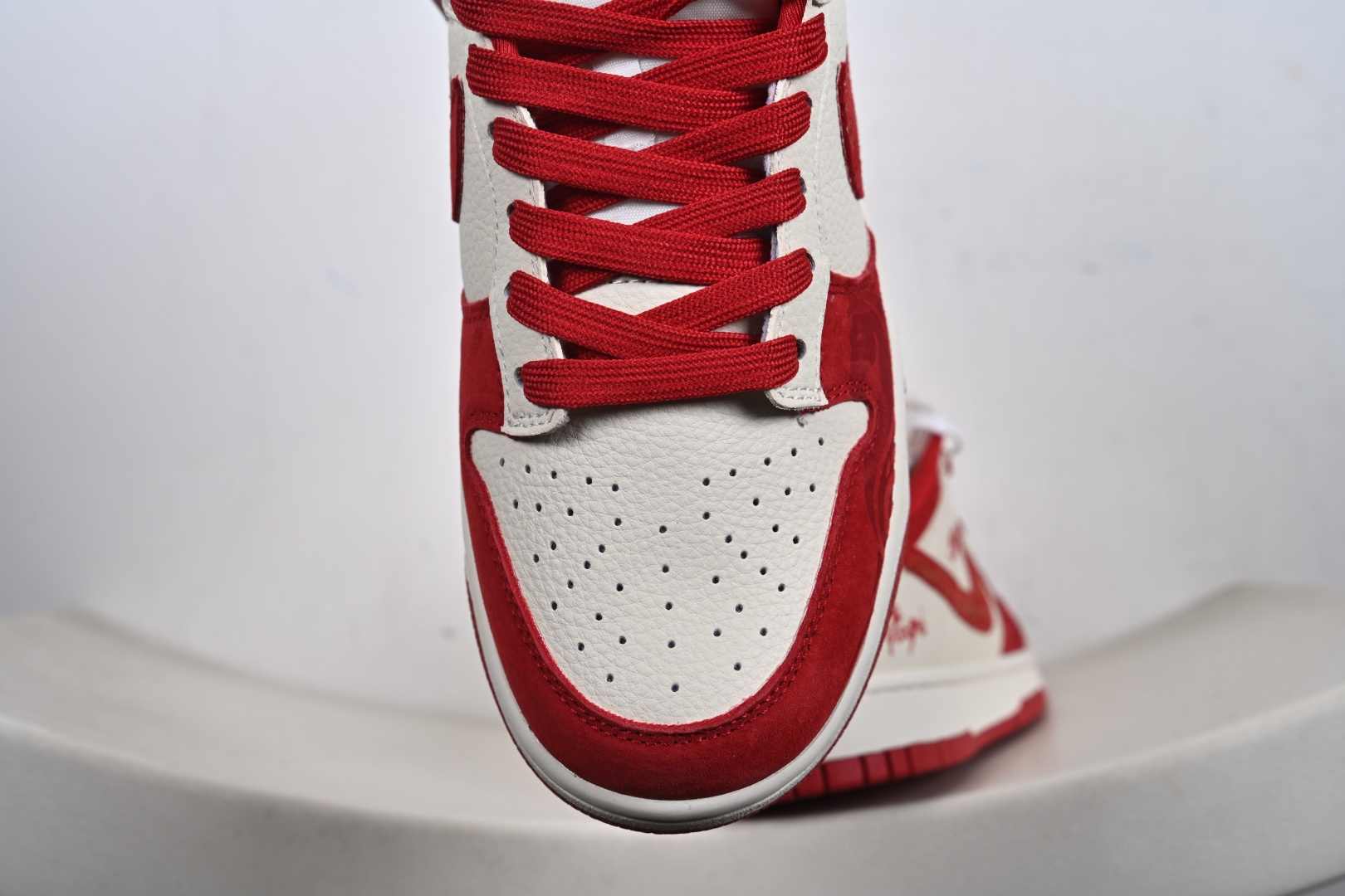 定制版Nike SB Dunk Low“ 马年限定------白红金祥云” SD8888-008-Top High Quatity Cheap Sneakers Fashion Clothing Clothes Bags handbags Shoes of all Brand wholesale With The best Quality And Beautiful Price from China Factory Chinese suppliers wholesaler seller 定制版Nike SB Dunk Low“ 马年限定------白红金祥云” SD8888-008