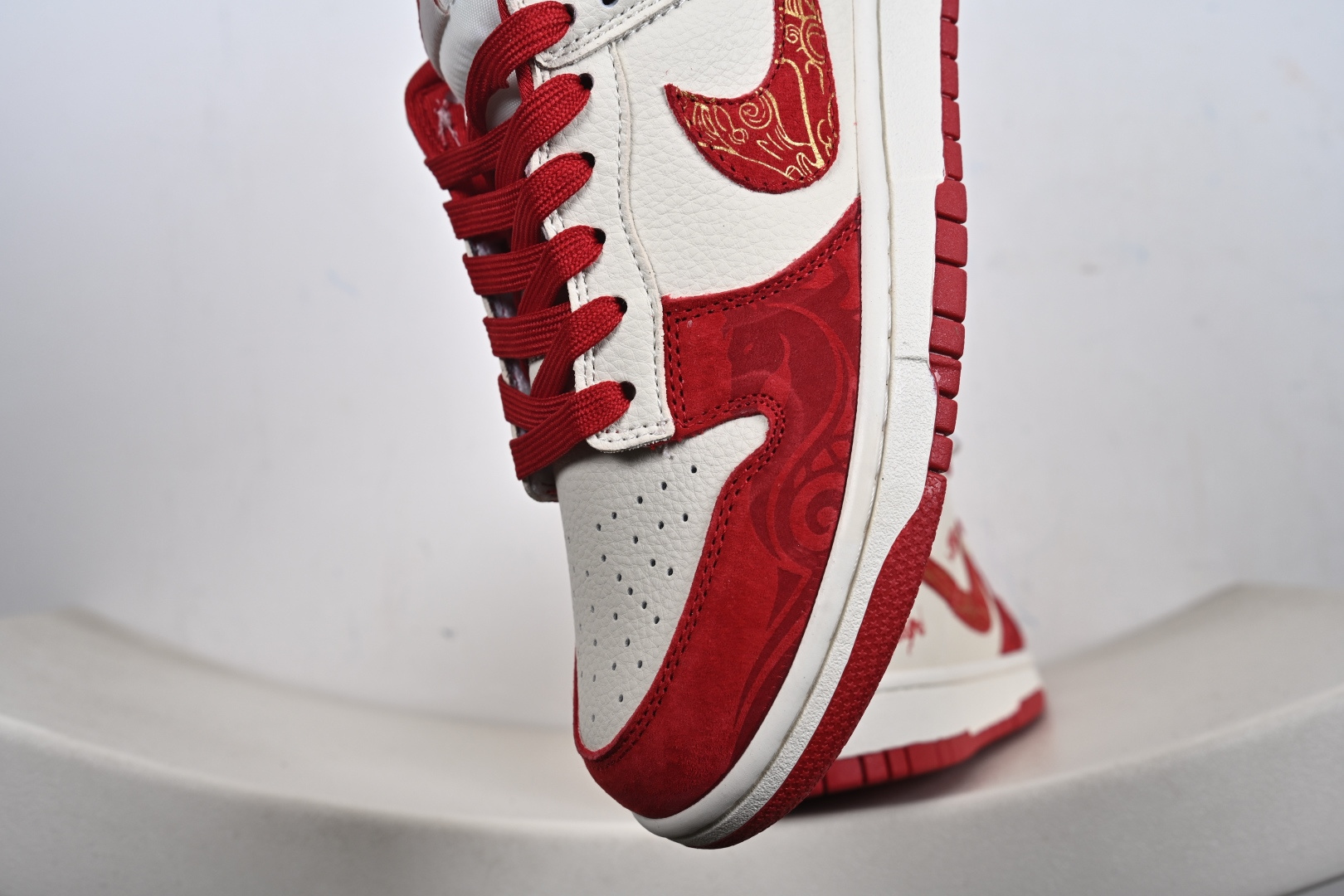 定制版Nike SB Dunk Low“ 马年限定------白红金祥云” SD8888-008-Top High Quatity Cheap Sneakers Fashion Clothing Clothes Bags handbags Shoes of all Brand wholesale With The best Quality And Beautiful Price from China Factory Chinese suppliers wholesaler seller 定制版Nike SB Dunk Low“ 马年限定------白红金祥云” SD8888-008