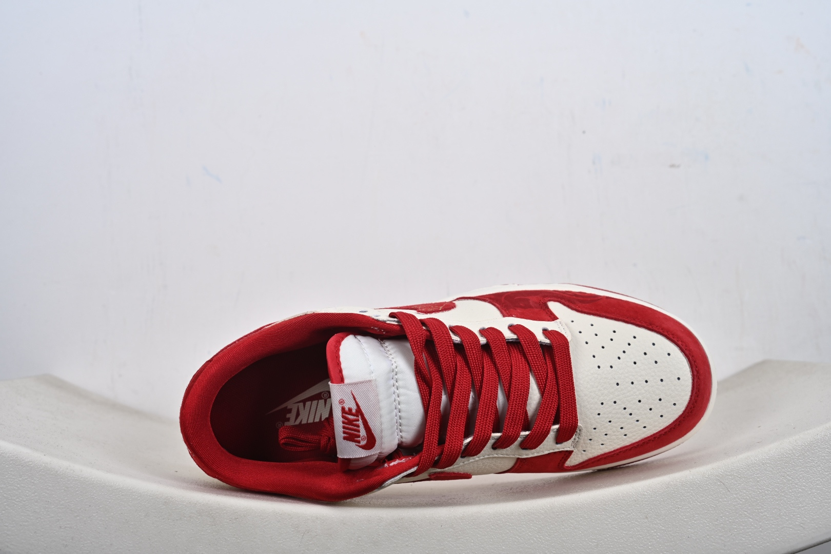 定制版Nike SB Dunk Low“ 马年限定------白红金祥云” SD8888-008-Top High Quatity Cheap Sneakers Fashion Clothing Clothes Bags handbags Shoes of all Brand wholesale With The best Quality And Beautiful Price from China Factory Chinese suppliers wholesaler seller 定制版Nike SB Dunk Low“ 马年限定------白红金祥云” SD8888-008