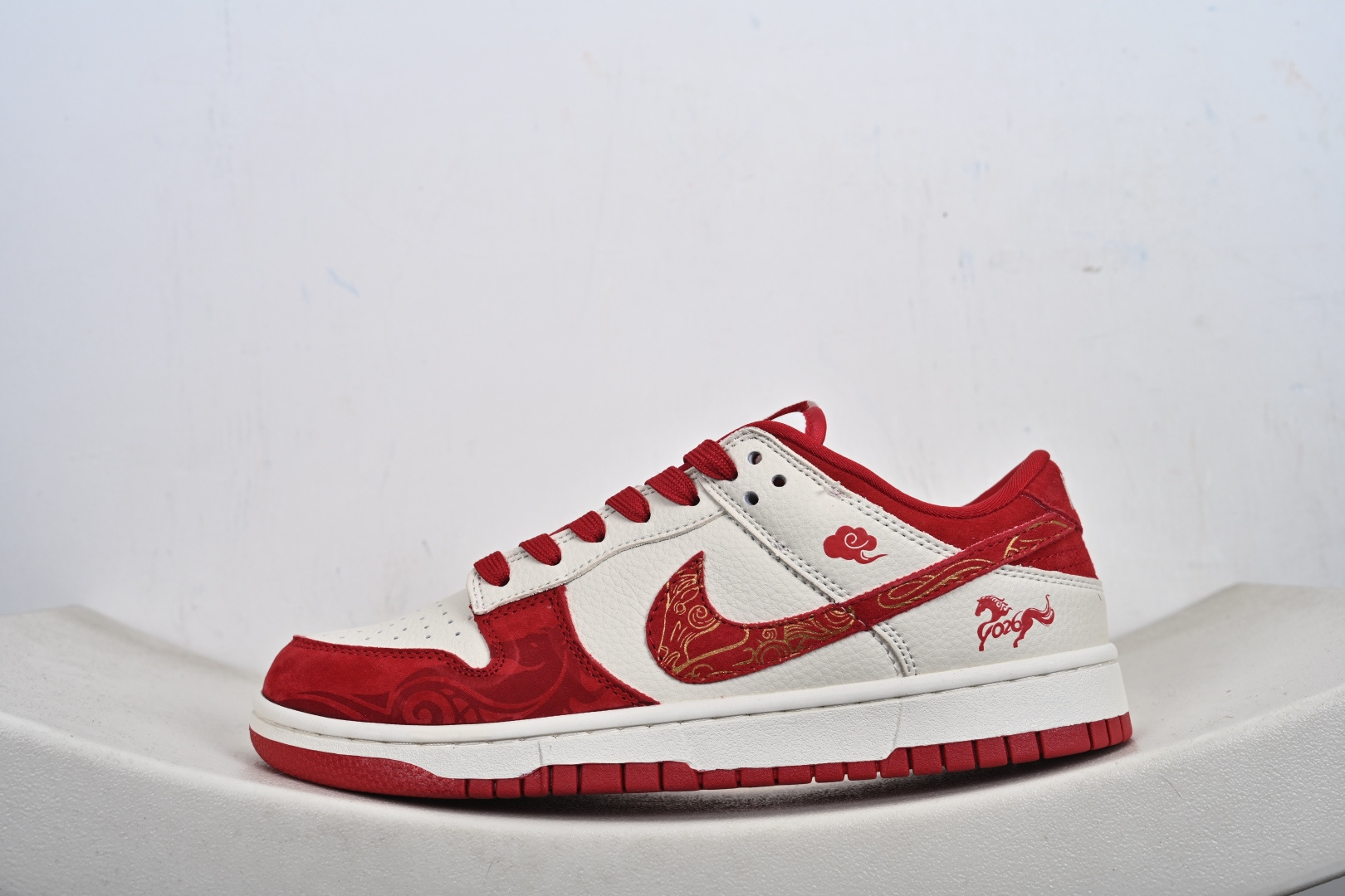 定制版Nike SB Dunk Low“ 马年限定------白红金祥云” SD8888-008-Top High Quatity Cheap Sneakers Fashion Clothing Clothes Bags handbags Shoes of all Brand wholesale With The best Quality And Beautiful Price from China Factory Chinese suppliers wholesaler seller 定制版Nike SB Dunk Low“ 马年限定------白红金祥云” SD8888-008