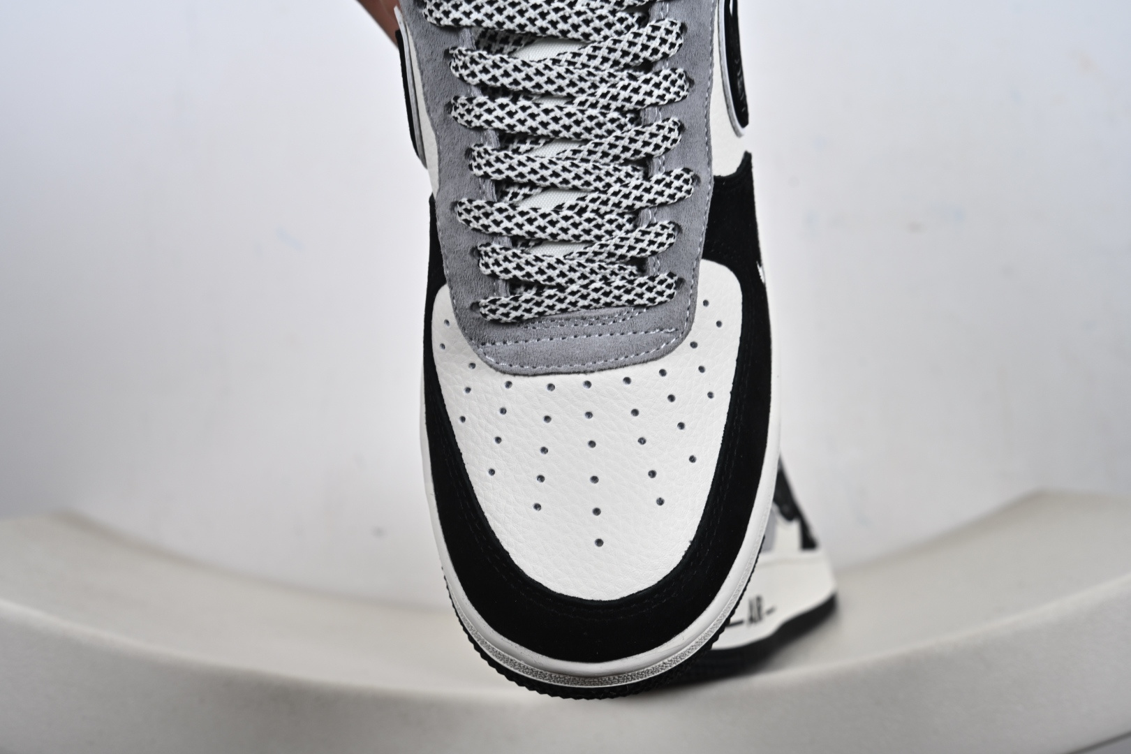 街头格调拉满 AF1 低帮涂鸦款炸街首选 当经典的 Nike Air Force 1 Low 遇上涂鸦艺术 黑白灰的撞色拼接瞬间打破沉闷 SS1979-013 款的复古做旧鞋身-Top High Quatity Cheap Sneakers Fashion Clothing Clothes Bags handbags Shoes of all Brand wholesale With The best Quality And Beautiful Price from China Factory Chinese suppliers wholesaler seller 街头格调拉满 AF1 低帮涂鸦款炸街首选 当经典的 Nike Air Force 1 Low 遇上涂鸦艺术 黑白灰的撞色拼接瞬间打破沉闷 SS1979-013 款的复古做旧鞋身