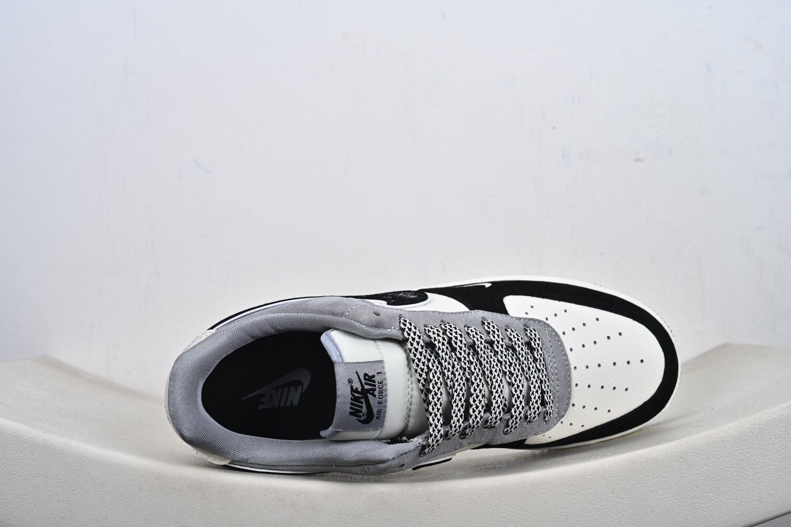 街头格调拉满 AF1 低帮涂鸦款炸街首选 当经典的 Nike Air Force 1 Low 遇上涂鸦艺术 黑白灰的撞色拼接瞬间打破沉闷 SS1979-013 款的复古做旧鞋身-Top High Quatity Cheap Sneakers Fashion Clothing Clothes Bags handbags Shoes of all Brand wholesale With The best Quality And Beautiful Price from China Factory Chinese suppliers wholesaler seller 街头格调拉满 AF1 低帮涂鸦款炸街首选 当经典的 Nike Air Force 1 Low 遇上涂鸦艺术 黑白灰的撞色拼接瞬间打破沉闷 SS1979-013 款的复古做旧鞋身