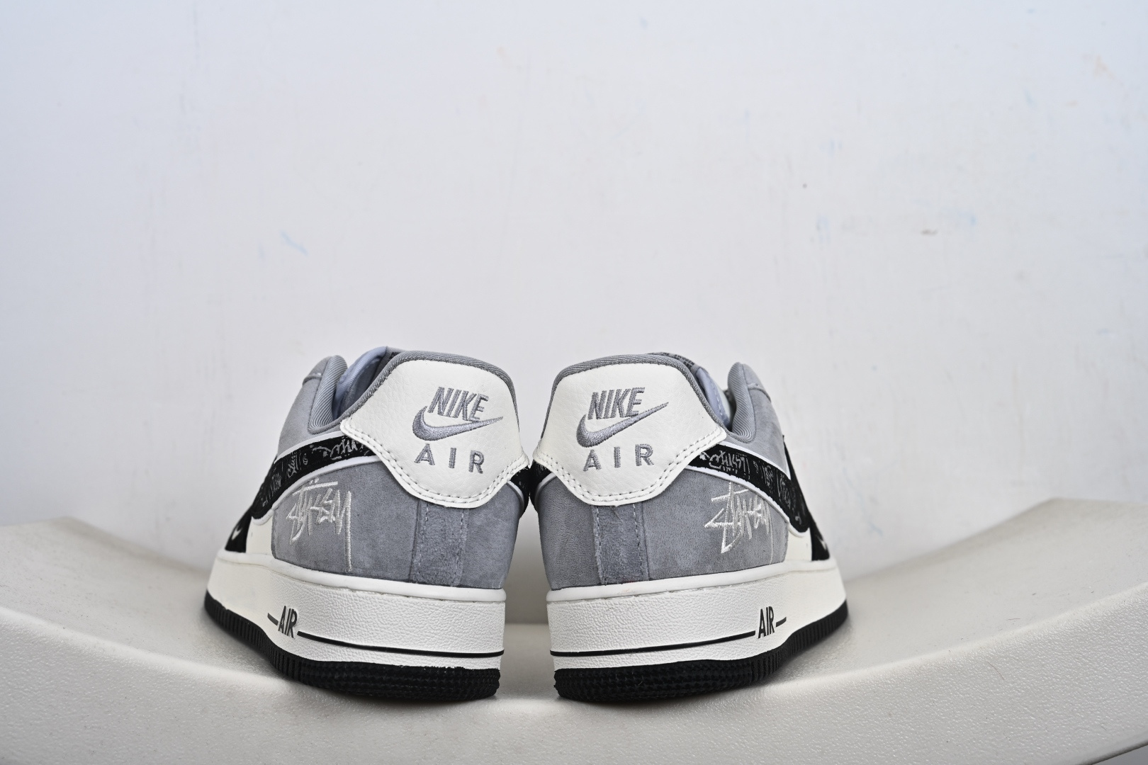 街头格调拉满 AF1 低帮涂鸦款炸街首选 当经典的 Nike Air Force 1 Low 遇上涂鸦艺术 黑白灰的撞色拼接瞬间打破沉闷 SS1979-013 款的复古做旧鞋身-Top High Quatity Cheap Sneakers Fashion Clothing Clothes Bags handbags Shoes of all Brand wholesale With The best Quality And Beautiful Price from China Factory Chinese suppliers wholesaler seller 街头格调拉满 AF1 低帮涂鸦款炸街首选 当经典的 Nike Air Force 1 Low 遇上涂鸦艺术 黑白灰的撞色拼接瞬间打破沉闷 SS1979-013 款的复古做旧鞋身