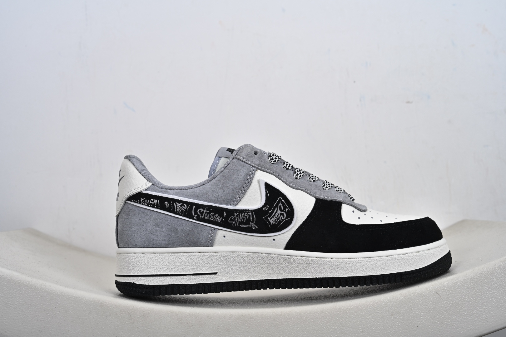 街头格调拉满 AF1 低帮涂鸦款炸街首选 当经典的 Nike Air Force 1 Low 遇上涂鸦艺术 黑白灰的撞色拼接瞬间打破沉闷 SS1979-013 款的复古做旧鞋身-Top High Quatity Cheap Sneakers Fashion Clothing Clothes Bags handbags Shoes of all Brand wholesale With The best Quality And Beautiful Price from China Factory Chinese suppliers wholesaler seller 街头格调拉满 AF1 低帮涂鸦款炸街首选 当经典的 Nike Air Force 1 Low 遇上涂鸦艺术 黑白灰的撞色拼接瞬间打破沉闷 SS1979-013 款的复古做旧鞋身
