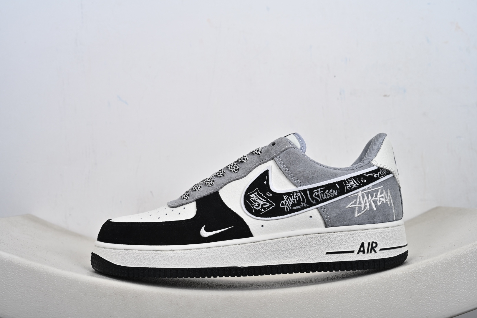 街头格调拉满 AF1 低帮涂鸦款炸街首选 当经典的 Nike Air Force 1 Low 遇上涂鸦艺术 黑白灰的撞色拼接瞬间打破沉闷 SS1979-013 款的复古做旧鞋身-Top High Quatity Cheap Sneakers Fashion Clothing Clothes Bags handbags Shoes of all Brand wholesale With The best Quality And Beautiful Price from China Factory Chinese suppliers wholesaler seller 街头格调拉满 AF1 低帮涂鸦款炸街首选 当经典的 Nike Air Force 1 Low 遇上涂鸦艺术 黑白灰的撞色拼接瞬间打破沉闷 SS1979-013 款的复古做旧鞋身