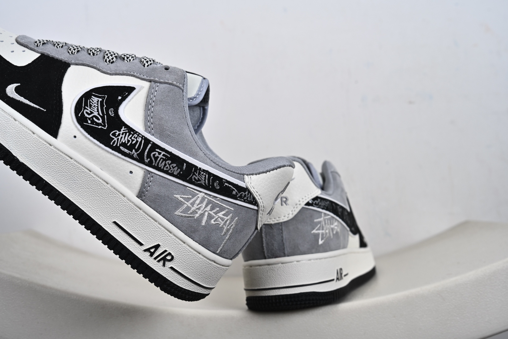 街头格调拉满 AF1 低帮涂鸦款炸街首选 当经典的 Nike Air Force 1 Low 遇上涂鸦艺术 黑白灰的撞色拼接瞬间打破沉闷 SS1979-013 款的复古做旧鞋身-Top High Quatity Cheap Sneakers Fashion Clothing Clothes Bags handbags Shoes of all Brand wholesale With The best Quality And Beautiful Price from China Factory Chinese suppliers wholesaler seller 街头格调拉满 AF1 低帮涂鸦款炸街首选 当经典的 Nike Air Force 1 Low 遇上涂鸦艺术 黑白灰的撞色拼接瞬间打破沉闷 SS1979-013 款的复古做旧鞋身