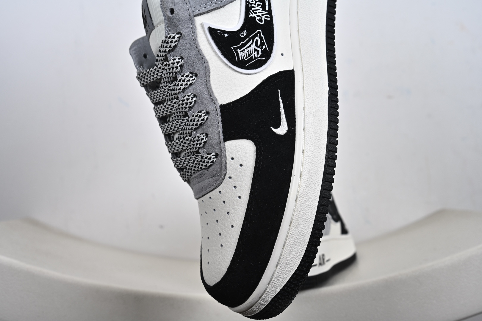 街头格调拉满 AF1 低帮涂鸦款炸街首选 当经典的 Nike Air Force 1 Low 遇上涂鸦艺术 黑白灰的撞色拼接瞬间打破沉闷 SS1979-013 款的复古做旧鞋身-Top High Quatity Cheap Sneakers Fashion Clothing Clothes Bags handbags Shoes of all Brand wholesale With The best Quality And Beautiful Price from China Factory Chinese suppliers wholesaler seller 街头格调拉满 AF1 低帮涂鸦款炸街首选 当经典的 Nike Air Force 1 Low 遇上涂鸦艺术 黑白灰的撞色拼接瞬间打破沉闷 SS1979-013 款的复古做旧鞋身