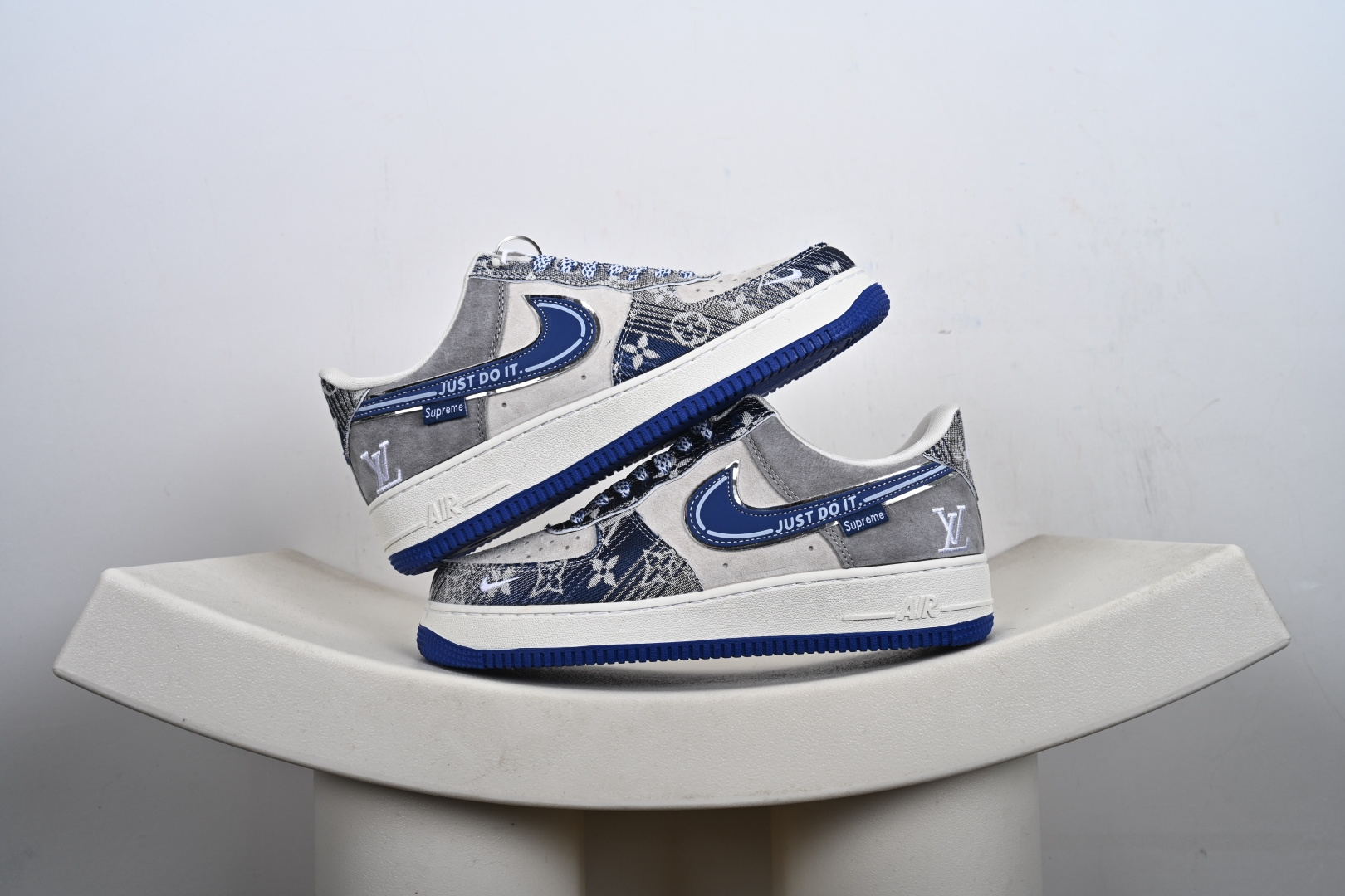 本地💰250支持放店
【定制版】Air Force 1'07 Low 单宁老花 空军一号低帮休闲板鞋
#灰调麂皮的细腻质感，搭配丹宁老花布料的拼接设计，宝蓝色 Swoosh 勾边缀着“JUST DO IT”标语，侧边暗藏的潮流标识与 LV 字母刺绣，让奢牌基因和街头文化完美融合。米白中底搭配宝蓝外底的撞色，延续 AF1 标志性的 Air 气垫脚感，既是对经典的颠覆再造，也是潮人鞋柜里的收藏级狠货，上脚即解锁奢潮混搭的高阶玩法，走在街头，轻松成为焦点。
货号：SY1388-031
尺码：36 36.5 37.5 38 38.5 39 40 40.5 41 42 42.5 43 44 44.5 45-K-F2