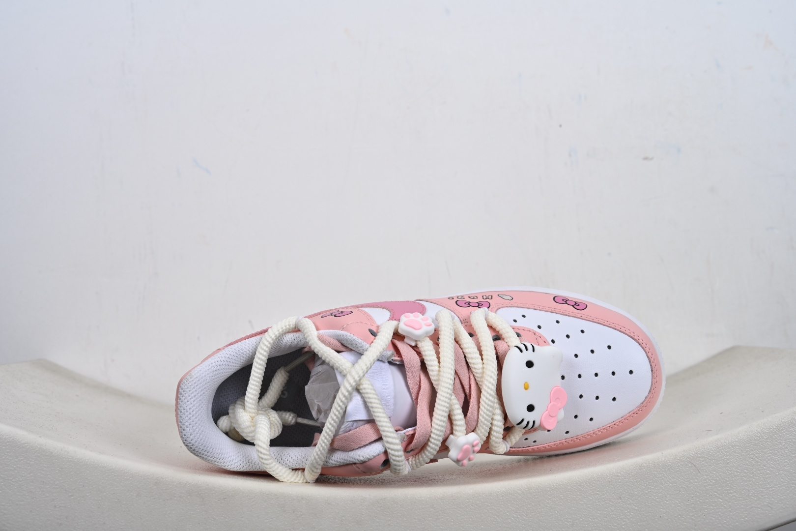 定制版“粉甜凯蒂”订制空军一号板鞋 该定制版球鞋选用原鞋款为Nike Air Force 1'07空军一号 以粉白为主色调 YY2024-762-Top High Quatity Cheap Sneakers Fashion Clothing Clothes Bags handbags Shoes of all Brand wholesale With The best Quality And Beautiful Price from China Factory Chinese suppliers wholesaler seller 定制版“粉甜凯蒂”订制空军一号板鞋 该定制版球鞋选用原鞋款为Nike Air Force 1'07空军一号 以粉白为主色调 YY2024-762