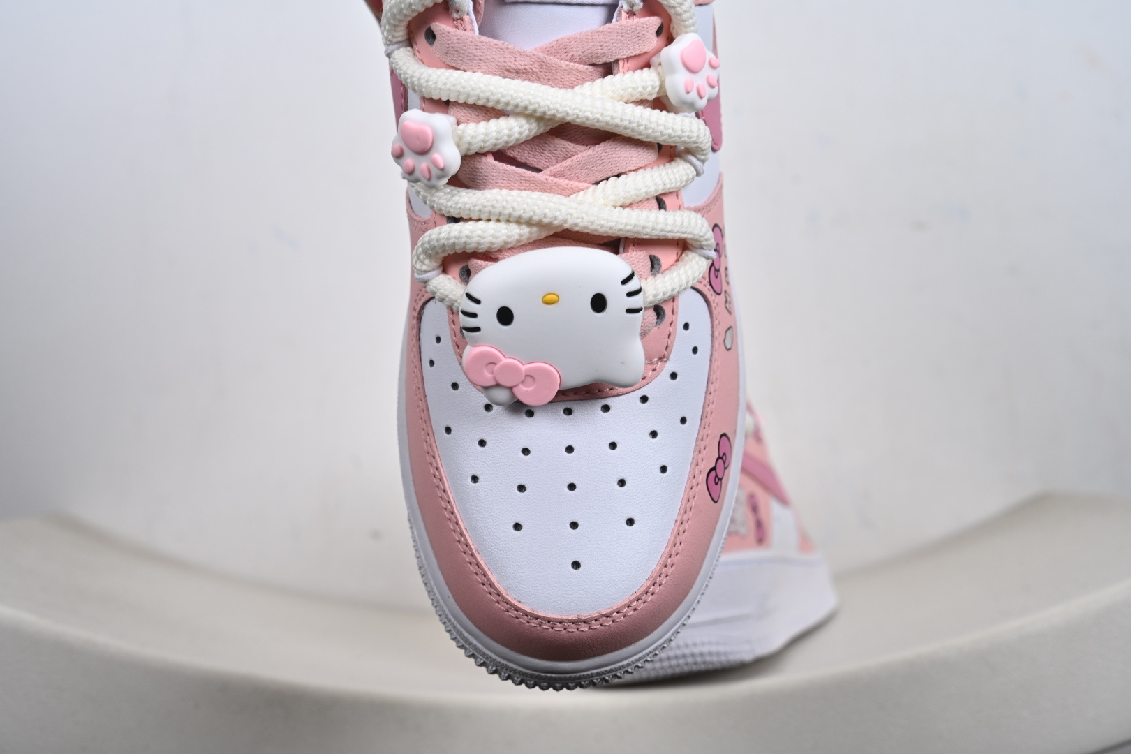 定制版“粉甜凯蒂”订制空军一号板鞋 该定制版球鞋选用原鞋款为Nike Air Force 1'07空军一号 以粉白为主色调 YY2024-762-Top High Quatity Cheap Sneakers Fashion Clothing Clothes Bags handbags Shoes of all Brand wholesale With The best Quality And Beautiful Price from China Factory Chinese suppliers wholesaler seller 定制版“粉甜凯蒂”订制空军一号板鞋 该定制版球鞋选用原鞋款为Nike Air Force 1'07空军一号 以粉白为主色调 YY2024-762