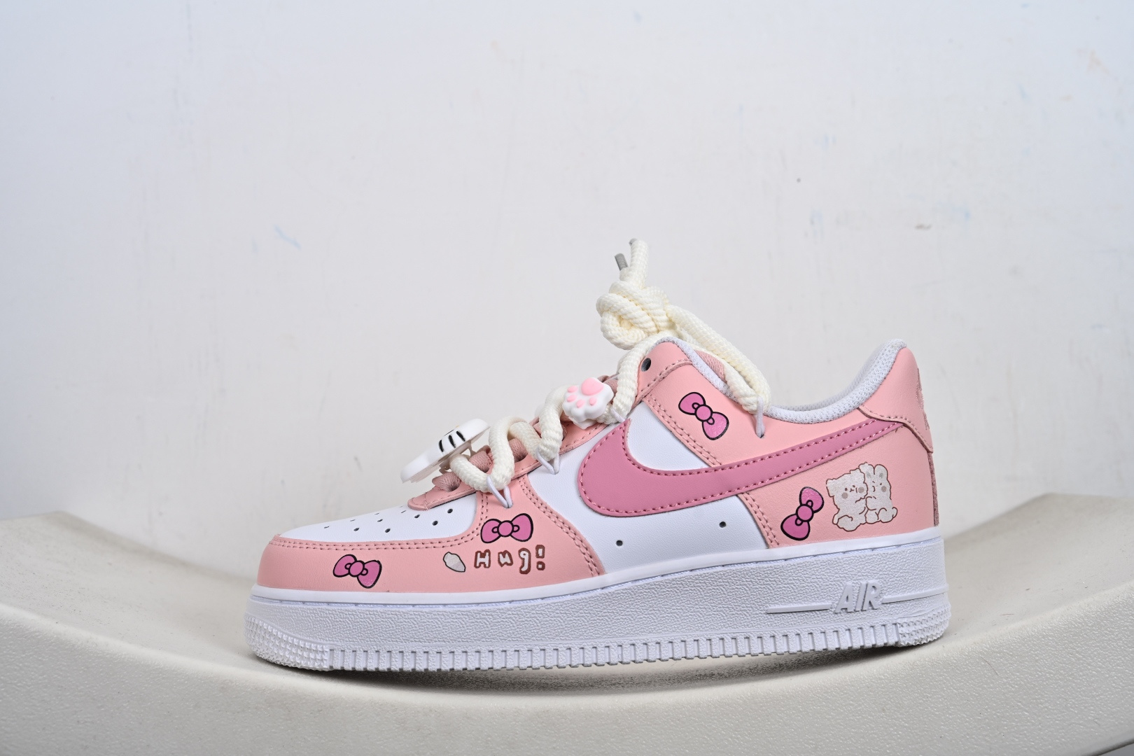 定制版“粉甜凯蒂”订制空军一号板鞋 该定制版球鞋选用原鞋款为Nike Air Force 1'07空军一号 以粉白为主色调 YY2024-762-Top High Quatity Cheap Sneakers Fashion Clothing Clothes Bags handbags Shoes of all Brand wholesale With The best Quality And Beautiful Price from China Factory Chinese suppliers wholesaler seller 定制版“粉甜凯蒂”订制空军一号板鞋 该定制版球鞋选用原鞋款为Nike Air Force 1'07空军一号 以粉白为主色调 YY2024-762