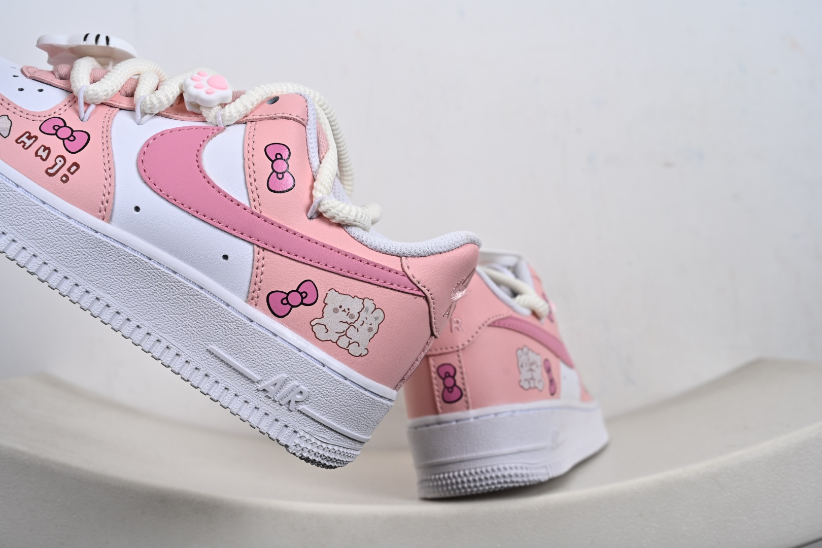 定制版“粉甜凯蒂”订制空军一号板鞋 该定制版球鞋选用原鞋款为Nike Air Force 1'07空军一号 以粉白为主色调 YY2024-762-Top High Quatity Cheap Sneakers Fashion Clothing Clothes Bags handbags Shoes of all Brand wholesale With The best Quality And Beautiful Price from China Factory Chinese suppliers wholesaler seller 定制版“粉甜凯蒂”订制空军一号板鞋 该定制版球鞋选用原鞋款为Nike Air Force 1'07空军一号 以粉白为主色调 YY2024-762