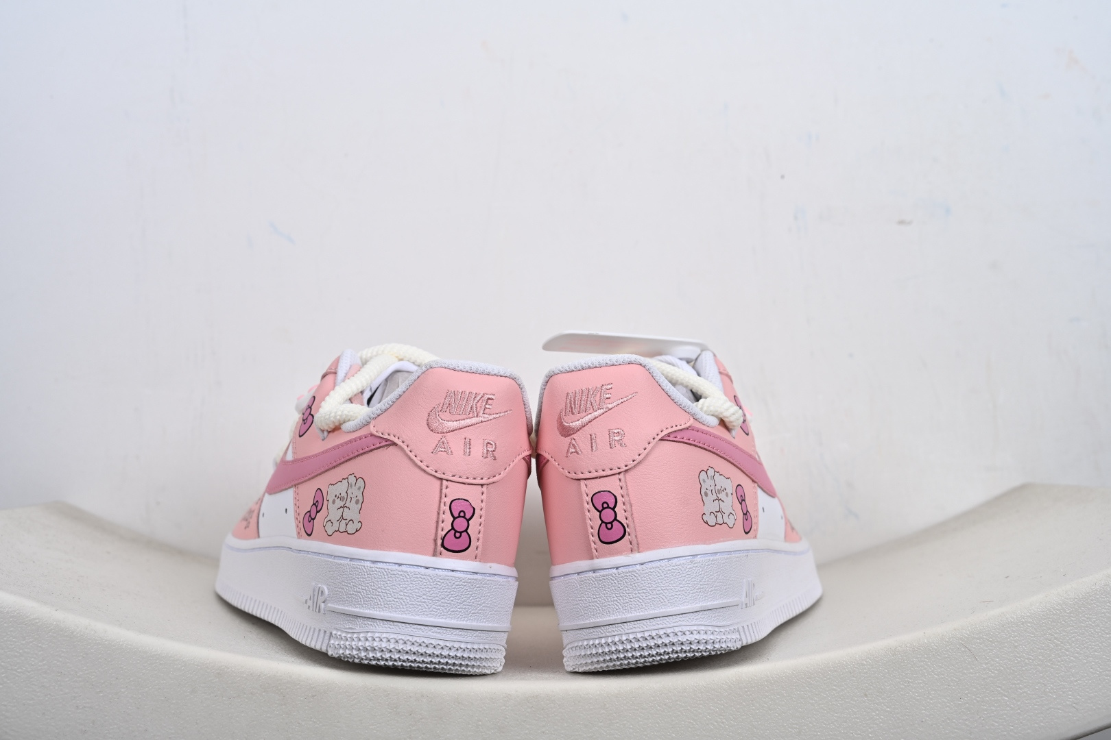 定制版“粉甜凯蒂”订制空军一号板鞋 该定制版球鞋选用原鞋款为Nike Air Force 1'07空军一号 以粉白为主色调 YY2024-762-Top High Quatity Cheap Sneakers Fashion Clothing Clothes Bags handbags Shoes of all Brand wholesale With The best Quality And Beautiful Price from China Factory Chinese suppliers wholesaler seller 定制版“粉甜凯蒂”订制空军一号板鞋 该定制版球鞋选用原鞋款为Nike Air Force 1'07空军一号 以粉白为主色调 YY2024-762