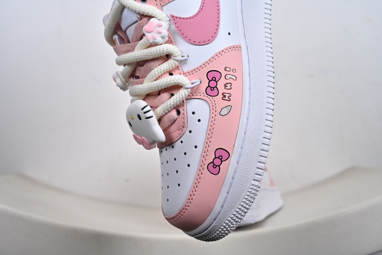 定制版“粉甜凯蒂”订制空军一号板鞋 该定制版球鞋选用原鞋款为Nike Air Force 1'07空军一号 以粉白为主色调 YY2024-762-Top High Quatity Cheap Sneakers Fashion Clothing Clothes Bags handbags Shoes of all Brand wholesale With The best Quality And Beautiful Price from China Factory Chinese suppliers wholesaler seller 定制版“粉甜凯蒂”订制空军一号板鞋 该定制版球鞋选用原鞋款为Nike Air Force 1'07空军一号 以粉白为主色调 YY2024-762