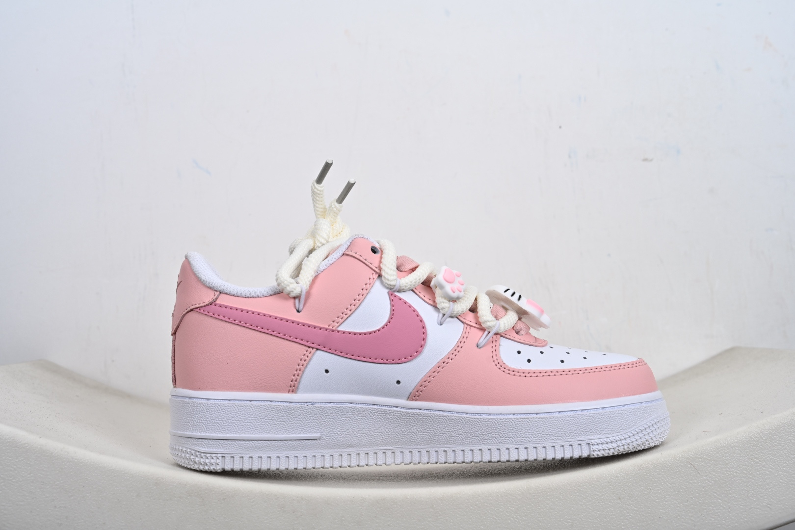 定制版“粉甜凯蒂”订制空军一号板鞋 该定制版球鞋选用原鞋款为Nike Air Force 1'07空军一号 以粉白为主色调 YY2024-762-Top High Quatity Cheap Sneakers Fashion Clothing Clothes Bags handbags Shoes of all Brand wholesale With The best Quality And Beautiful Price from China Factory Chinese suppliers wholesaler seller 定制版“粉甜凯蒂”订制空军一号板鞋 该定制版球鞋选用原鞋款为Nike Air Force 1'07空军一号 以粉白为主色调 YY2024-762