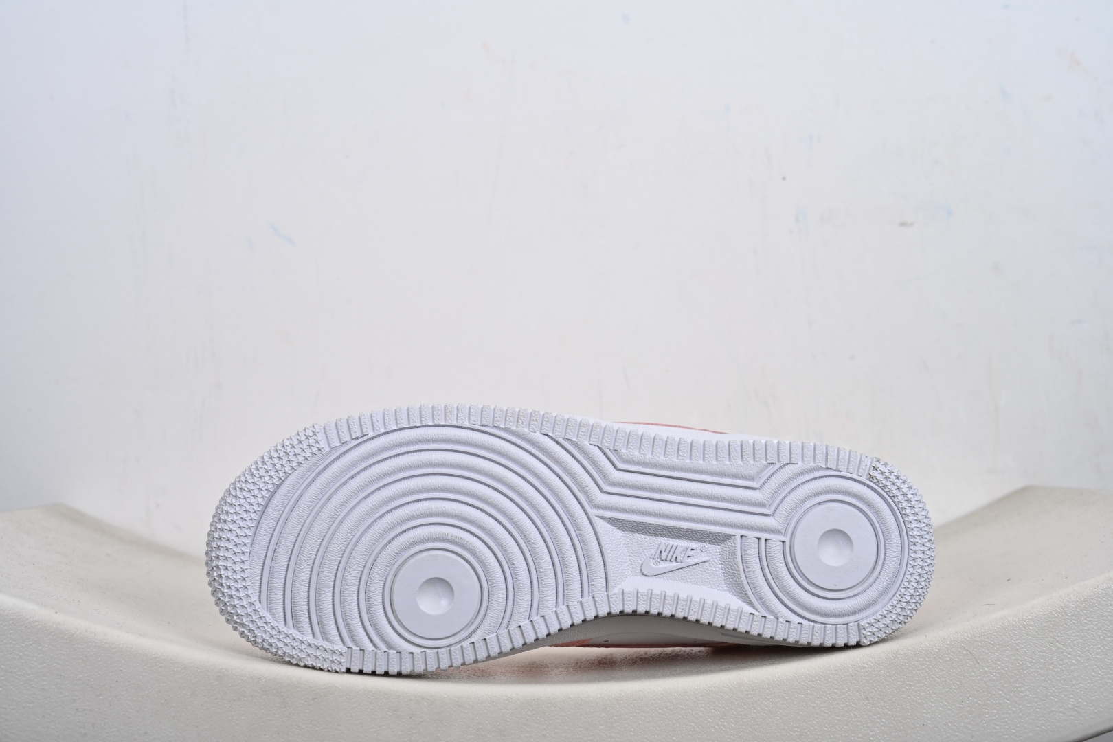 定制版“粉甜凯蒂”订制空军一号板鞋 该定制版球鞋选用原鞋款为Nike Air Force 1'07空军一号 以粉白为主色调 YY2024-762-Top High Quatity Cheap Sneakers Fashion Clothing Clothes Bags handbags Shoes of all Brand wholesale With The best Quality And Beautiful Price from China Factory Chinese suppliers wholesaler seller 定制版“粉甜凯蒂”订制空军一号板鞋 该定制版球鞋选用原鞋款为Nike Air Force 1'07空军一号 以粉白为主色调 YY2024-762