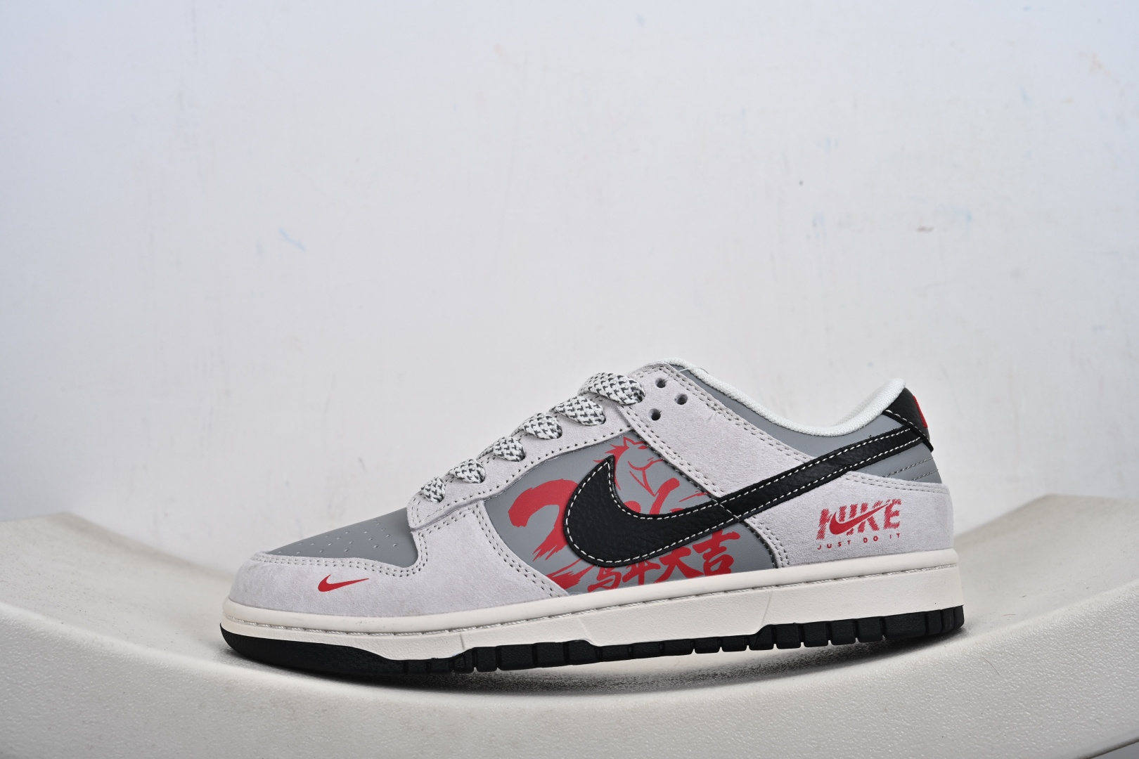 2026年新款限量发售 Nike SB Dunk Low“ 马年限定—NIKE马年大吉” 周年高端定制 低帮休闲板鞋 JP2026-111-Top High Quatity Cheap Sneakers Fashion Clothing Clothes Bags handbags Shoes of all Brand wholesale With The best Quality And Beautiful Price from China Factory Chinese suppliers wholesaler seller 2026年新款限量发售 Nike SB Dunk Low“ 马年限定—NIKE马年大吉” 周年高端定制 低帮休闲板鞋 JP2026-111