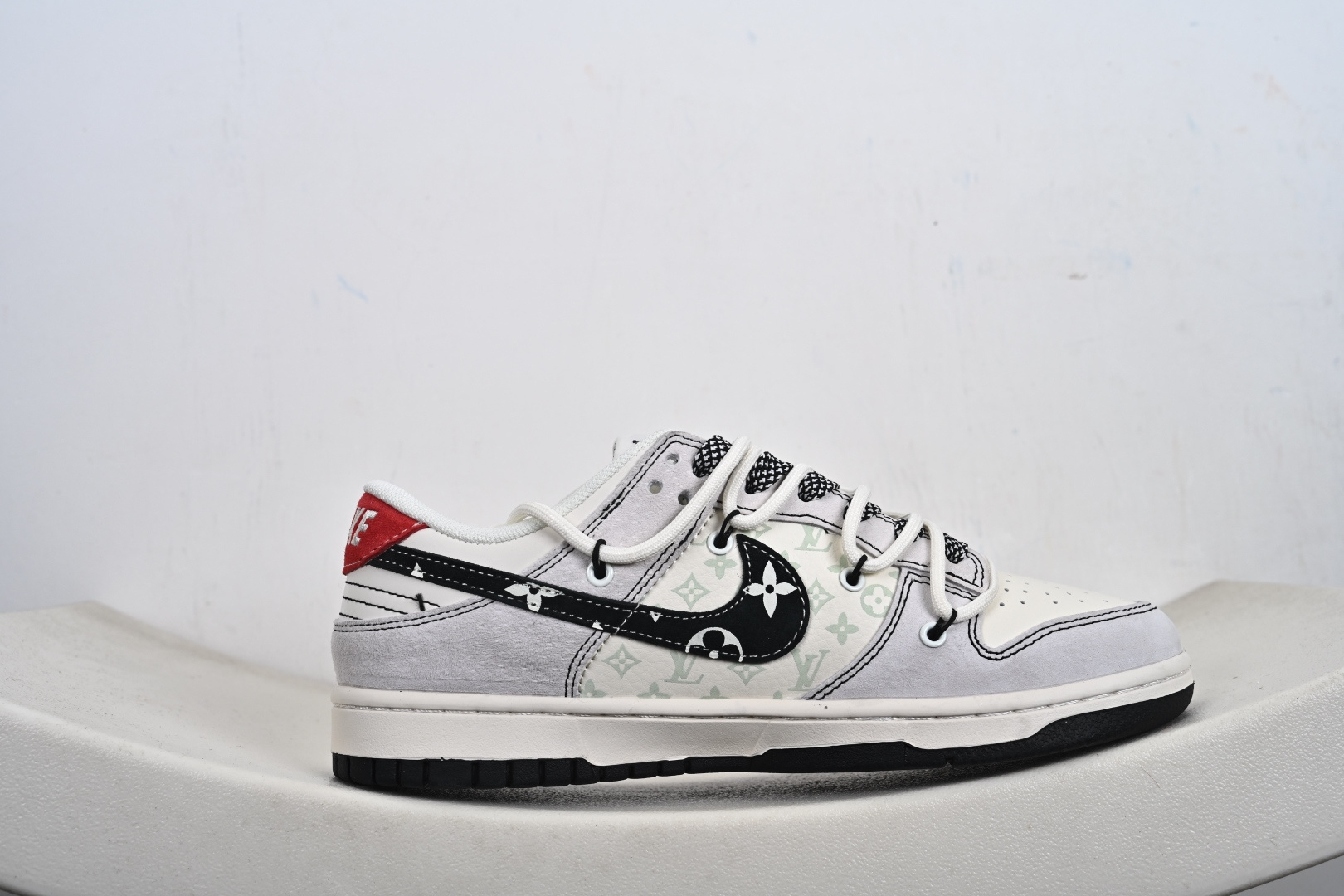 奢潮联名顶流 Dunk Low 老花款解锁潮流新高度 当 Nike Dunk Low 的经典滑板鞋型邂逅 LV 奢牌基因 CX5050-Y50-Top High Quatity Cheap Sneakers Fashion Clothing Clothes Bags handbags Shoes of all Brand wholesale With The best Quality And Beautiful Price from China Factory Chinese suppliers wholesaler seller 奢潮联名顶流 Dunk Low 老花款解锁潮流新高度 当 Nike Dunk Low 的经典滑板鞋型邂逅 LV 奢牌基因 CX5050-Y50