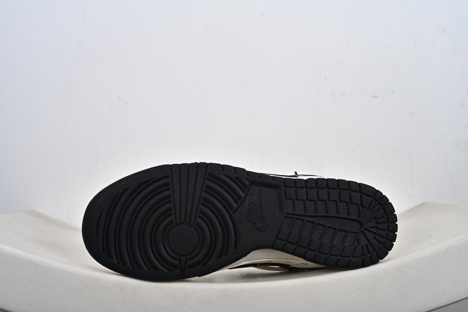 奢潮联名顶流 Dunk Low 老花款解锁潮流新高度 当 Nike Dunk Low 的经典滑板鞋型邂逅 LV 奢牌基因 CX5050-Y50-Top High Quatity Cheap Sneakers Fashion Clothing Clothes Bags handbags Shoes of all Brand wholesale With The best Quality And Beautiful Price from China Factory Chinese suppliers wholesaler seller 奢潮联名顶流 Dunk Low 老花款解锁潮流新高度 当 Nike Dunk Low 的经典滑板鞋型邂逅 LV 奢牌基因 CX5050-Y50