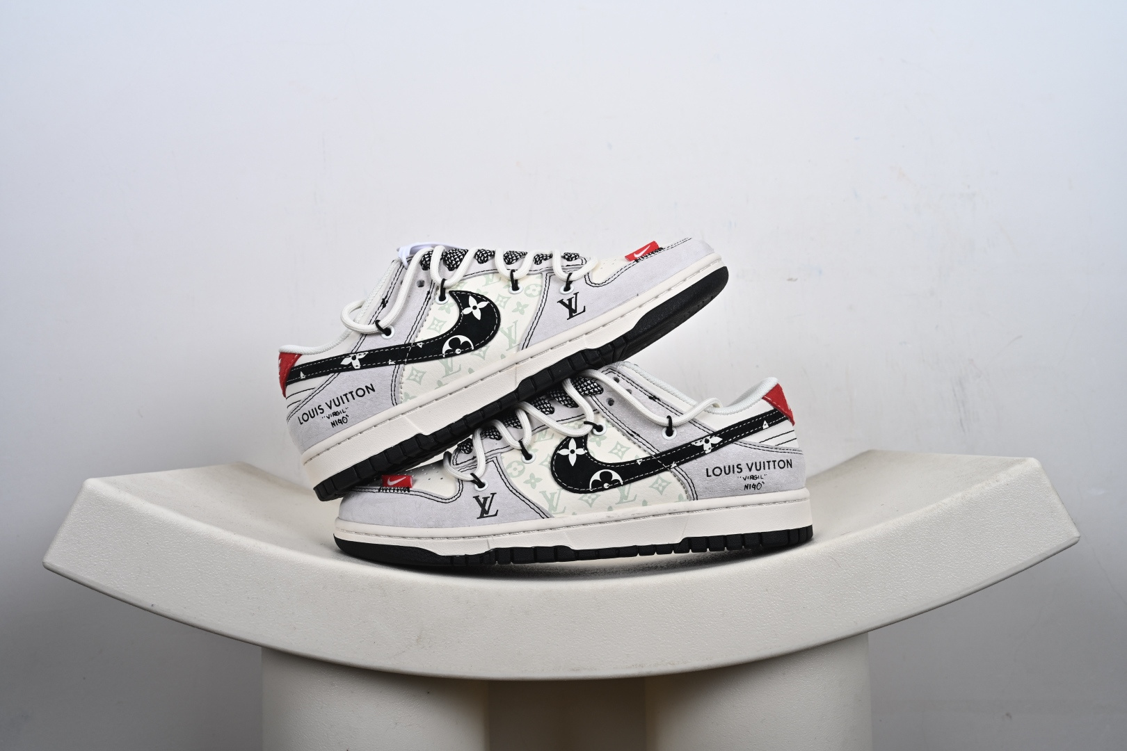 本地💰270支持放店
奢潮联名顶流，Dunk Low 老花款解锁潮流新高度！当 Nike Dunk Low 的经典滑板鞋型邂逅 LV 奢牌基因，CX5050-Y50 款直接将奢潮融合推至新境界。米白主调的鞋身以细腻皮革打造，鞋侧铺满浅绿老花暗纹，黑白撞色的 Swoosh 融入 LV 经典花纹元素，鞋身醒目的“LOUIS VUITTON”字母标识与 LV 刺绣标相互呼应，红黑小细节的点缀更是让整体设计层次感拉满。保留 Dunk Low 标志性的低帮鞋型与扎实脚感，既延续了滑板鞋的街头灵魂，又注入奢牌的精致质感，是潮玩收藏与日常穿搭的双重王者。上脚这双鞋，轻松拿捏奢潮混搭的高阶审美，走在街头，每一步都是对经典与奢华的全新诠释。
码数:36-45带半码-G1-F4