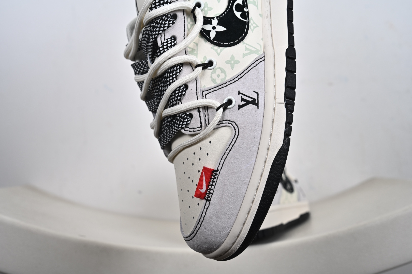 奢潮联名顶流 Dunk Low 老花款解锁潮流新高度 当 Nike Dunk Low 的经典滑板鞋型邂逅 LV 奢牌基因 CX5050-Y50-Top High Quatity Cheap Sneakers Fashion Clothing Clothes Bags handbags Shoes of all Brand wholesale With The best Quality And Beautiful Price from China Factory Chinese suppliers wholesaler seller 奢潮联名顶流 Dunk Low 老花款解锁潮流新高度 当 Nike Dunk Low 的经典滑板鞋型邂逅 LV 奢牌基因 CX5050-Y50