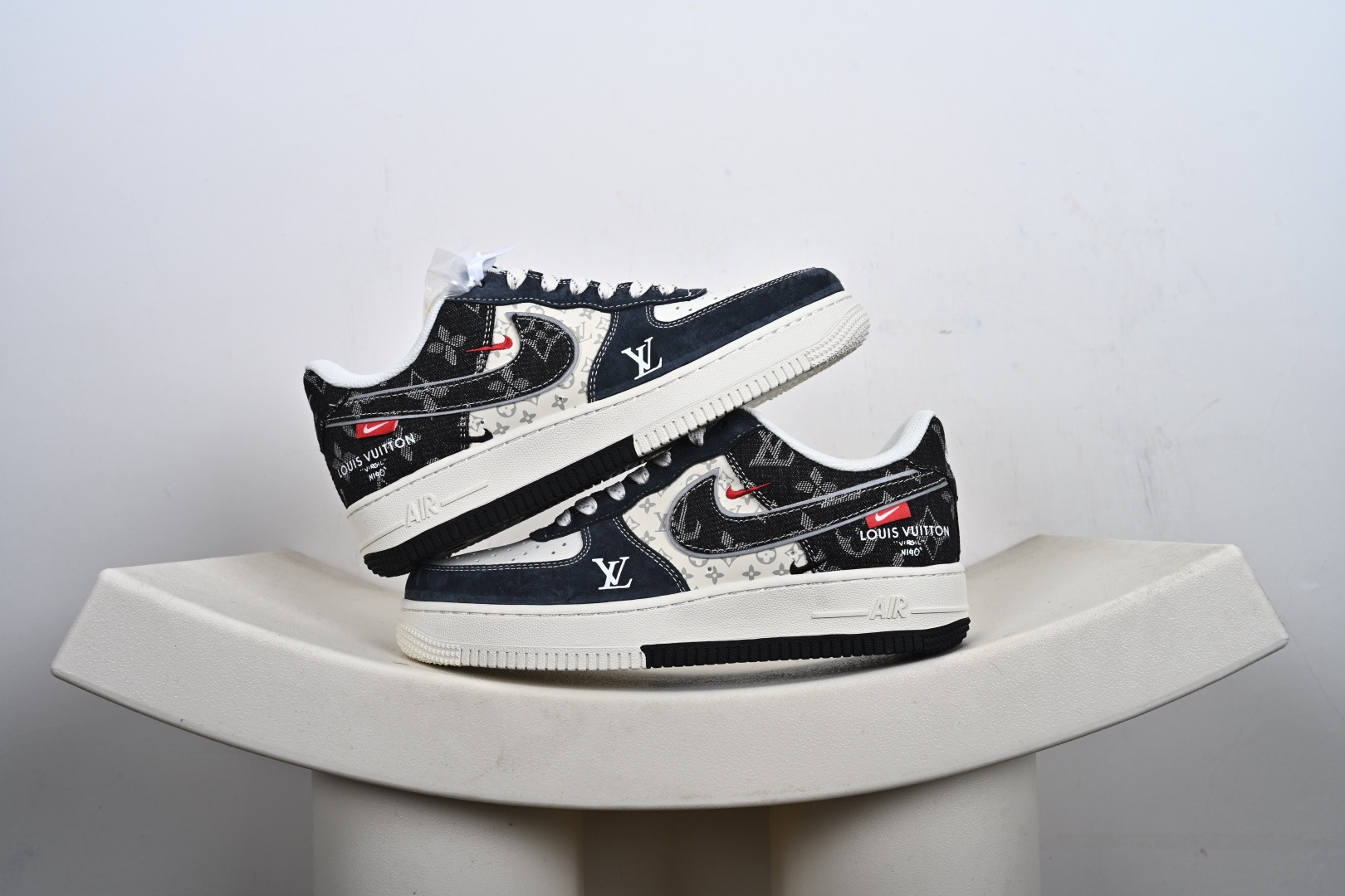 优势放店 LV x Nike Air Force 1 丹宁老花款|奢潮碰撞的顶流之作 这双联名款Air Force 1堪称奢潮融合的天花板!鞋身以藏青丹宁牛仔布为主调,拼接米白色老花皮革,LV经典Monogram图案满印铺开,与Nike标志性的红标Swoosh形成视觉对冲,鞋侧的LV字母浮雕、后跟「LOUIS VUITTON」烫印字样,每一处细节都透着联名款的专属质感.做旧工艺让丹宁面料更具复古韵味,经典空军一号的鞋型保留了绝佳的脚感与搭配性,36至45全码覆盖适配不同身形.不管是街头风的随性搭配,还是轻奢风的精致穿搭,这双鞋都能成为造型的点睛之笔,是潮人鞋柜里不可错过的收藏级单品!货号:KD6699-F04 G1-F1