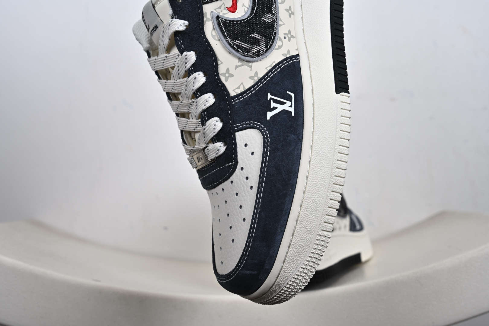 LV x Nike Air Force 1 丹宁老花款|奢潮碰撞的顶流之作 这双联名款Air Force 1堪称奢潮融合的天花板 KD6699-F04-Top High Quatity Cheap Sneakers Fashion Clothing Clothes Bags handbags Shoes of all Brand wholesale With The best Quality And Beautiful Price from China Factory Chinese suppliers wholesaler seller LV x Nike Air Force 1 丹宁老花款|奢潮碰撞的顶流之作 这双联名款Air Force 1堪称奢潮融合的天花板 KD6699-F04