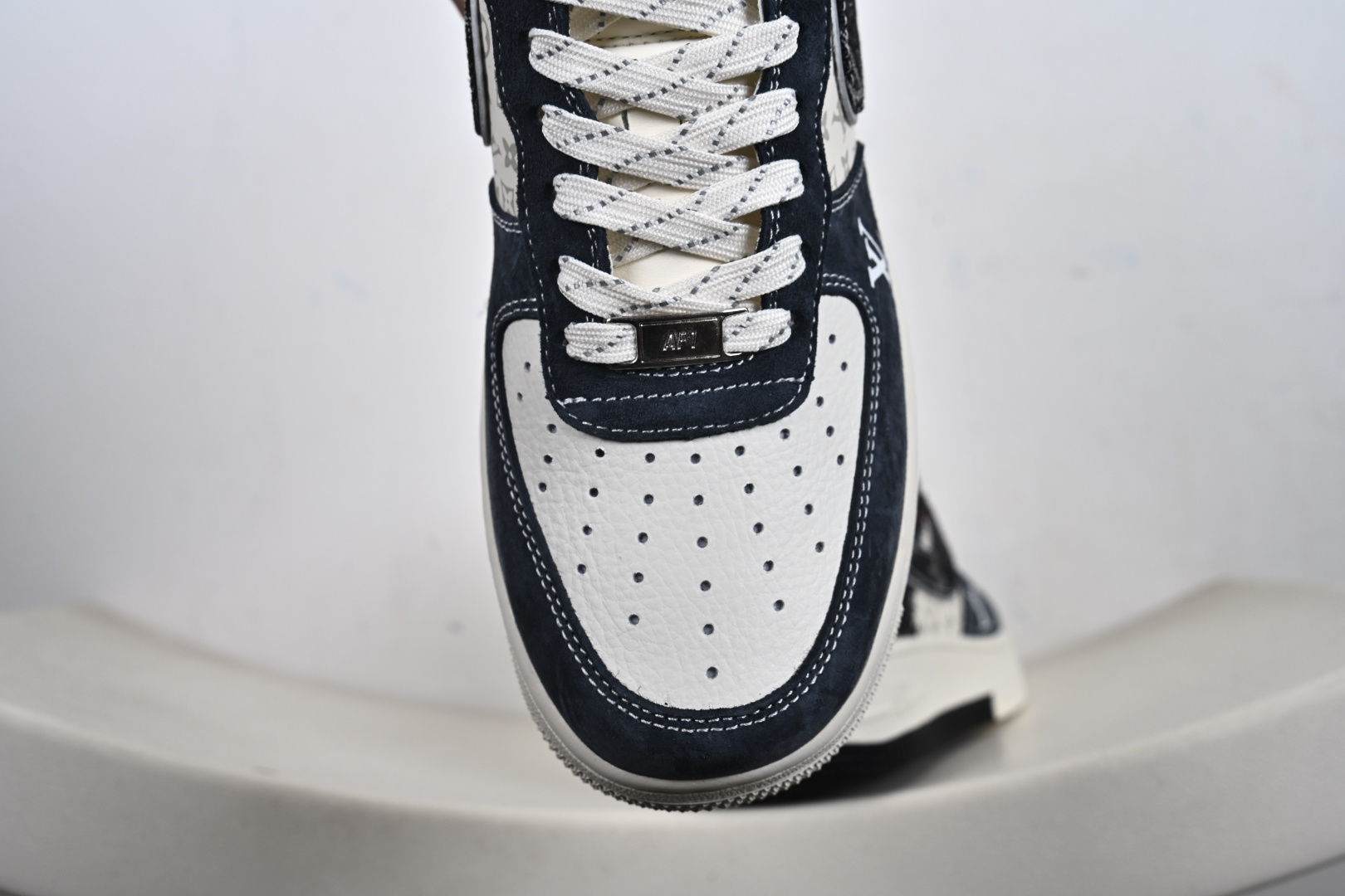 LV x Nike Air Force 1 丹宁老花款|奢潮碰撞的顶流之作 这双联名款Air Force 1堪称奢潮融合的天花板 KD6699-F04-Top High Quatity Cheap Sneakers Fashion Clothing Clothes Bags handbags Shoes of all Brand wholesale With The best Quality And Beautiful Price from China Factory Chinese suppliers wholesaler seller LV x Nike Air Force 1 丹宁老花款|奢潮碰撞的顶流之作 这双联名款Air Force 1堪称奢潮融合的天花板 KD6699-F04
