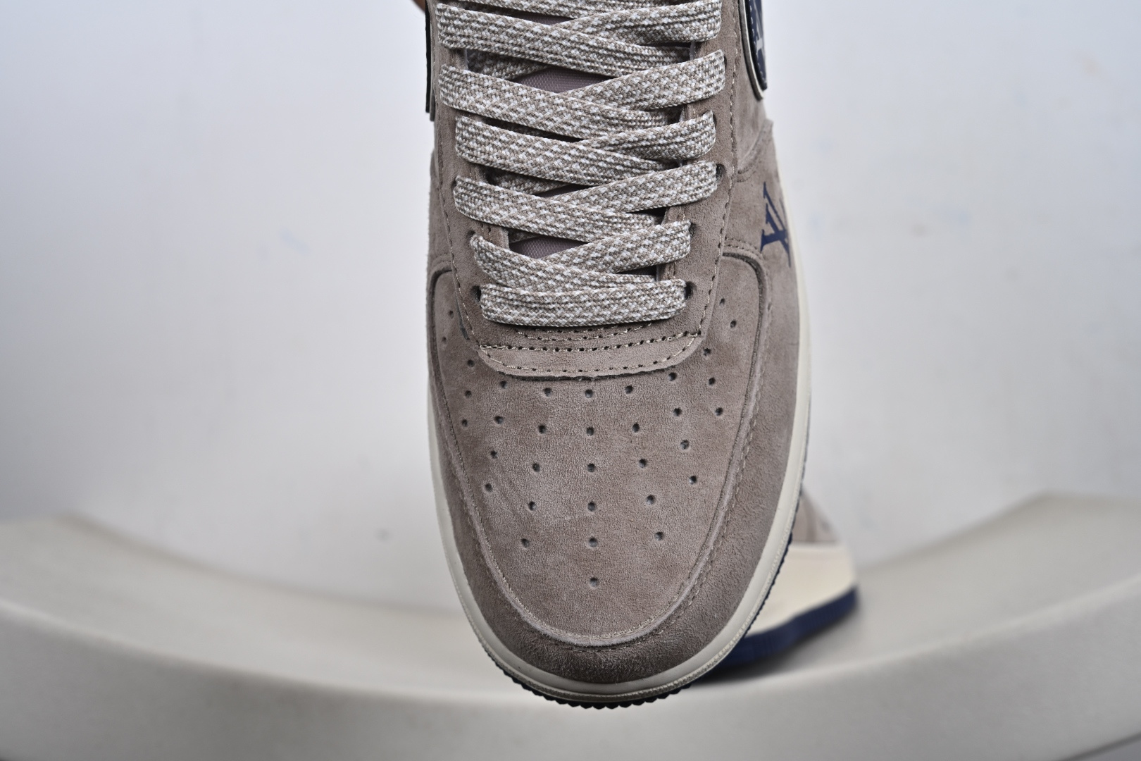 定制版 Nike Air Force 1 '07 Low LV联名 灰蓝猪八革 空军一号低帮休闲板鞋 KL1688-004-Top High Quatity Cheap Sneakers Fashion Clothing Clothes Bags handbags Shoes of all Brand wholesale With The best Quality And Beautiful Price from China Factory Chinese suppliers wholesaler seller 定制版 Nike Air Force 1 '07 Low LV联名 灰蓝猪八革 空军一号低帮休闲板鞋 KL1688-004
