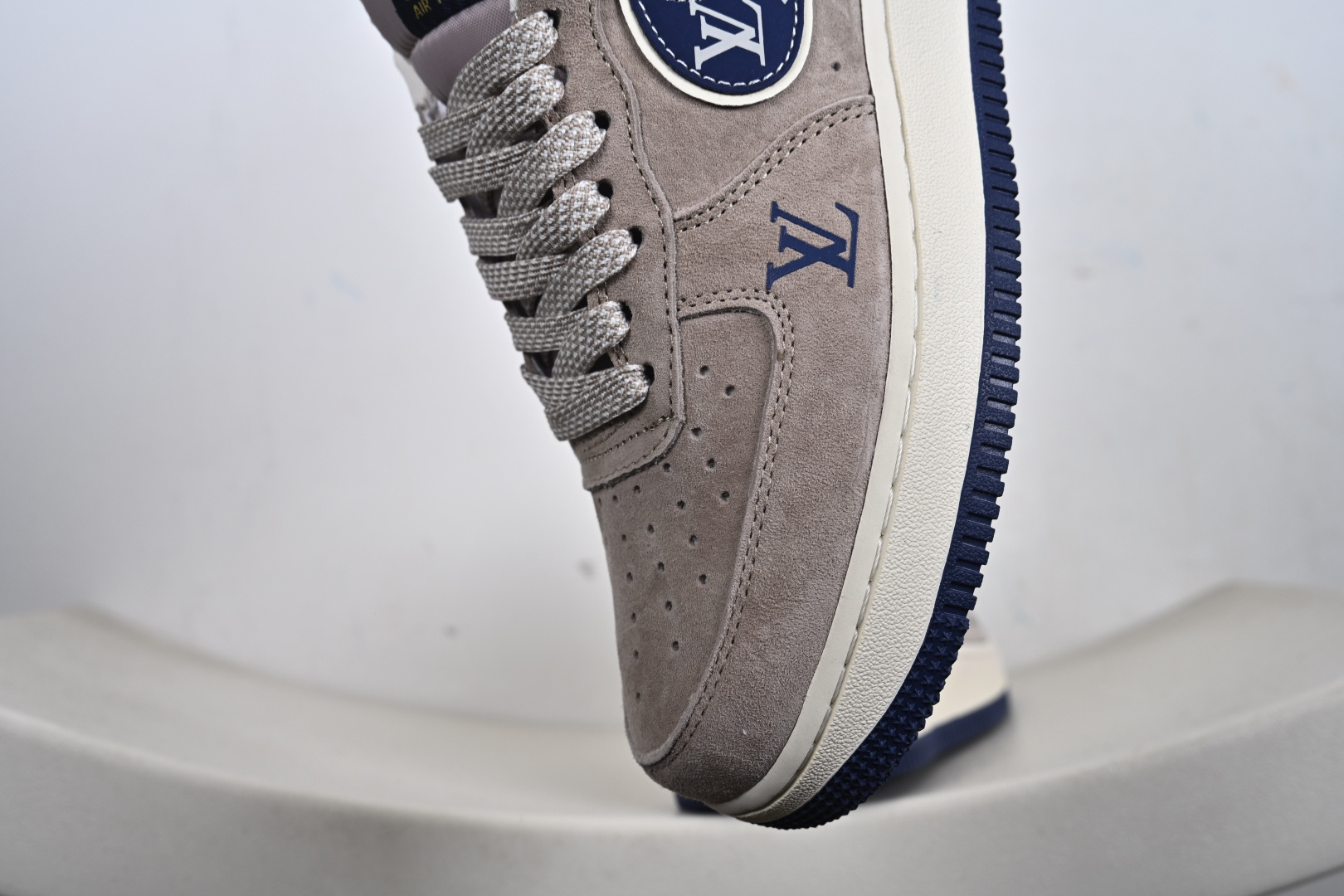 定制版 Nike Air Force 1 '07 Low LV联名 灰蓝猪八革 空军一号低帮休闲板鞋 KL1688-004-Top High Quatity Cheap Sneakers Fashion Clothing Clothes Bags handbags Shoes of all Brand wholesale With The best Quality And Beautiful Price from China Factory Chinese suppliers wholesaler seller 定制版 Nike Air Force 1 '07 Low LV联名 灰蓝猪八革 空军一号低帮休闲板鞋 KL1688-004