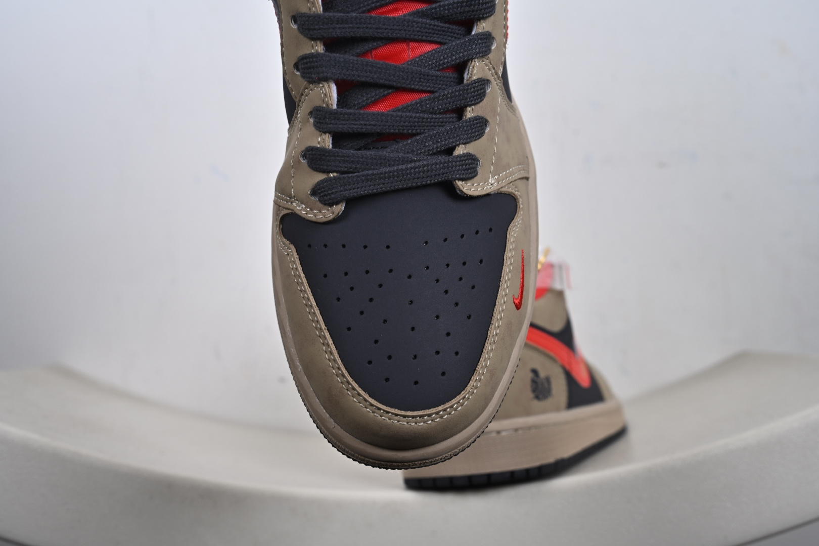 定制版 高端定制Air Jordan 1 Low AJ1 乔1“ 马年限定------摩卡棕红钩” QD1988-010