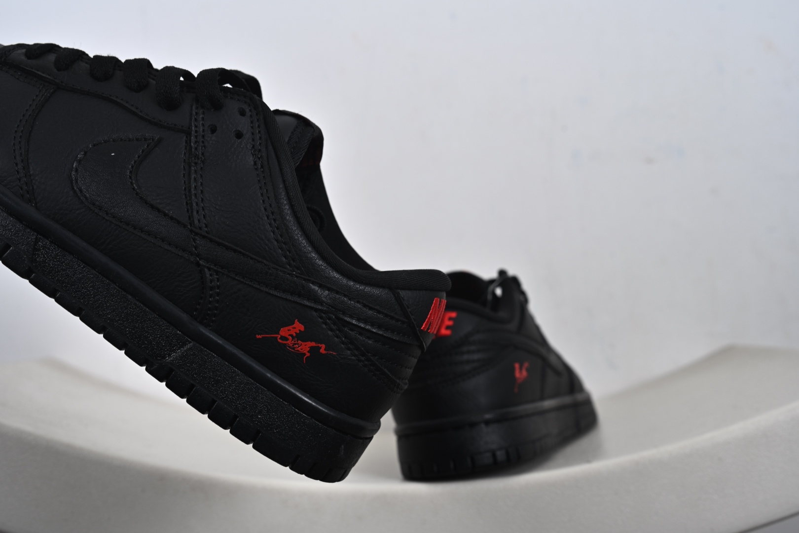 定制版 Nike SB Dunk Low ”马年限定款“——黑红” 高端定制 低帮休闲板鞋 YF9511-925-Top High Quatity Cheap Sneakers Fashion Clothing Clothes Bags handbags Shoes of all Brand wholesale With The best Quality And Beautiful Price from China Factory Chinese suppliers wholesaler seller 定制版 Nike SB Dunk Low ”马年限定款“——黑红” 高端定制 低帮休闲板鞋 YF9511-925