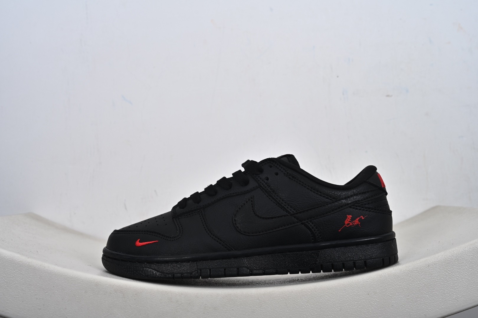 定制版 Nike SB Dunk Low ”马年限定款“——黑红” 高端定制 低帮休闲板鞋 YF9511-925-Top High Quatity Cheap Sneakers Fashion Clothing Clothes Bags handbags Shoes of all Brand wholesale With The best Quality And Beautiful Price from China Factory Chinese suppliers wholesaler seller 定制版 Nike SB Dunk Low ”马年限定款“——黑红” 高端定制 低帮休闲板鞋 YF9511-925