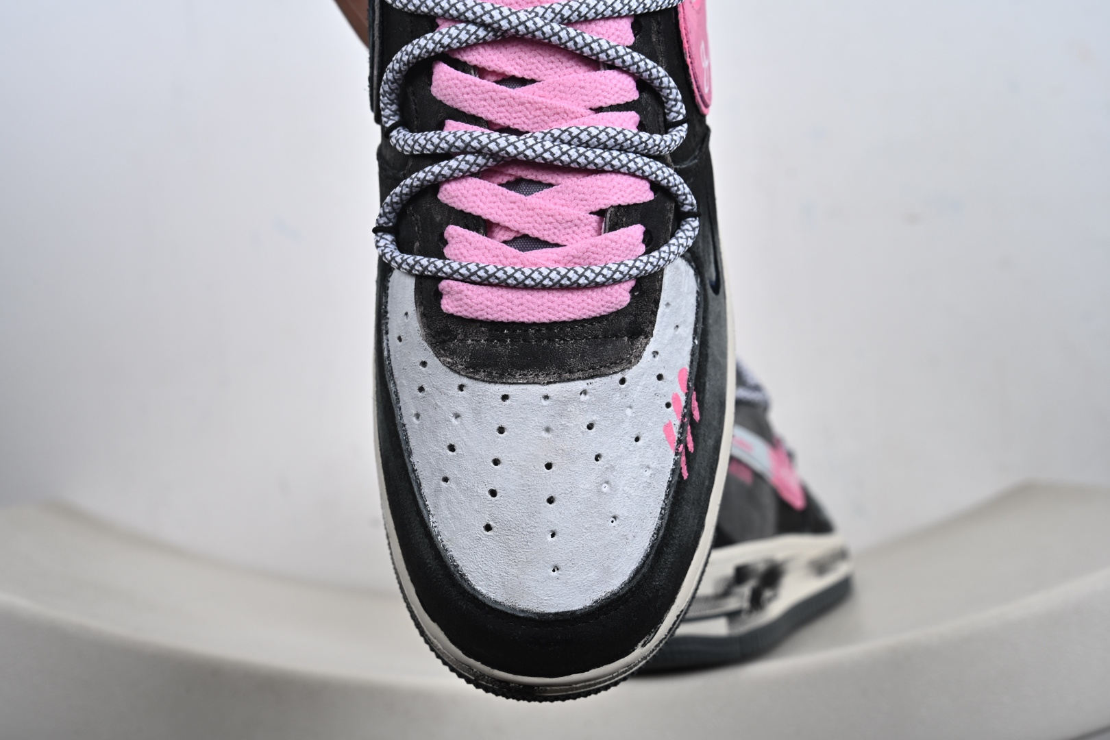 手绘涂鸦“灰粉幸运符”Nike Air Force 1 “ Gray-Pink Lucky Charm”空军一号定制板鞋 YD2425-880