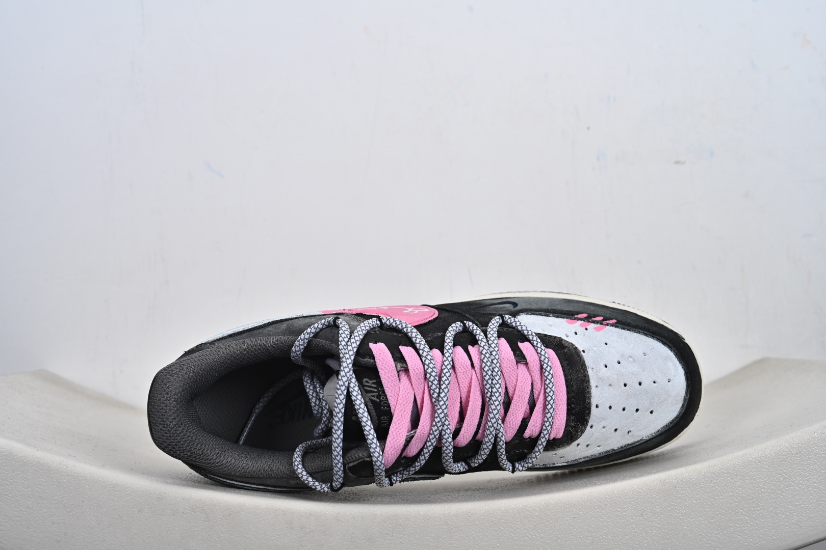 手绘涂鸦“灰粉幸运符”Nike Air Force 1 “ Gray-Pink Lucky Charm”空军一号定制板鞋 YD2425-880