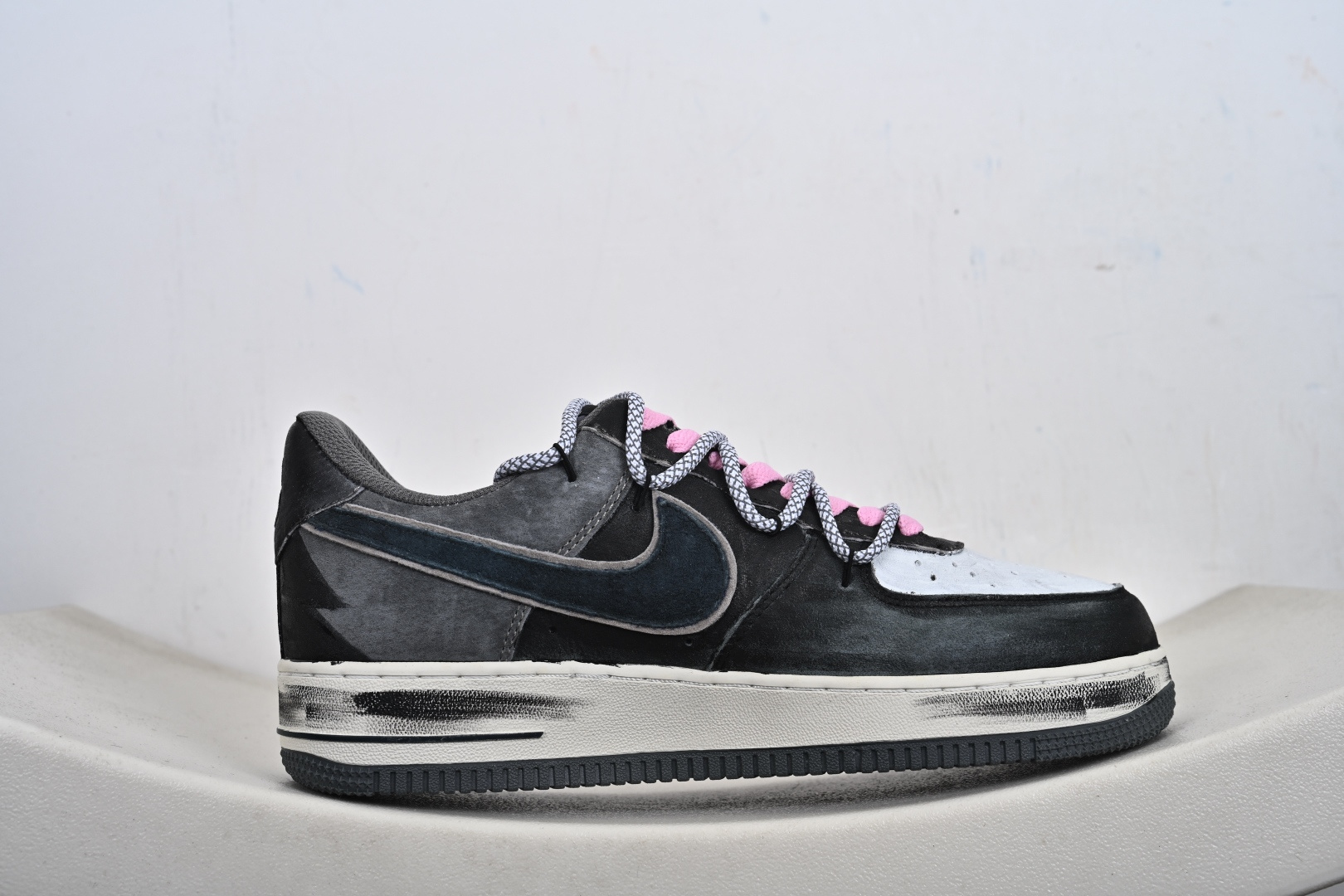 手绘涂鸦“灰粉幸运符”Nike Air Force 1 “ Gray-Pink Lucky Charm”空军一号定制板鞋 YD2425-880
