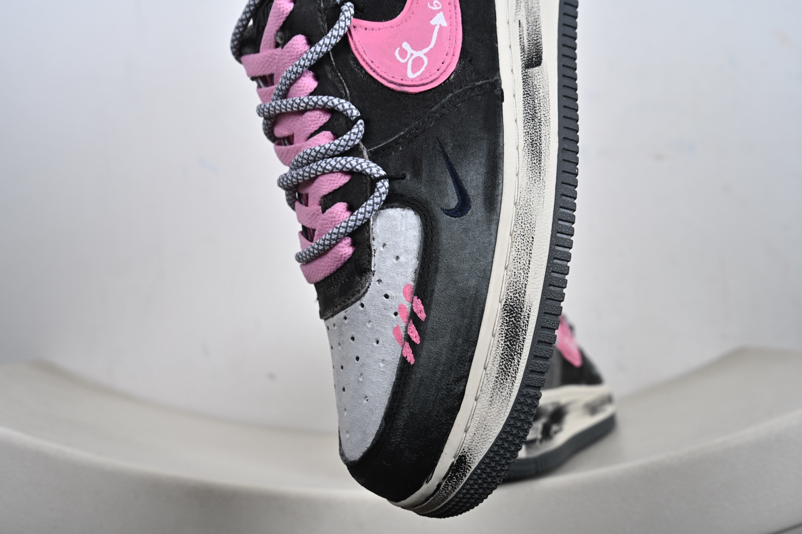 手绘涂鸦“灰粉幸运符”Nike Air Force 1 “ Gray-Pink Lucky Charm”空军一号定制板鞋 YD2425-880