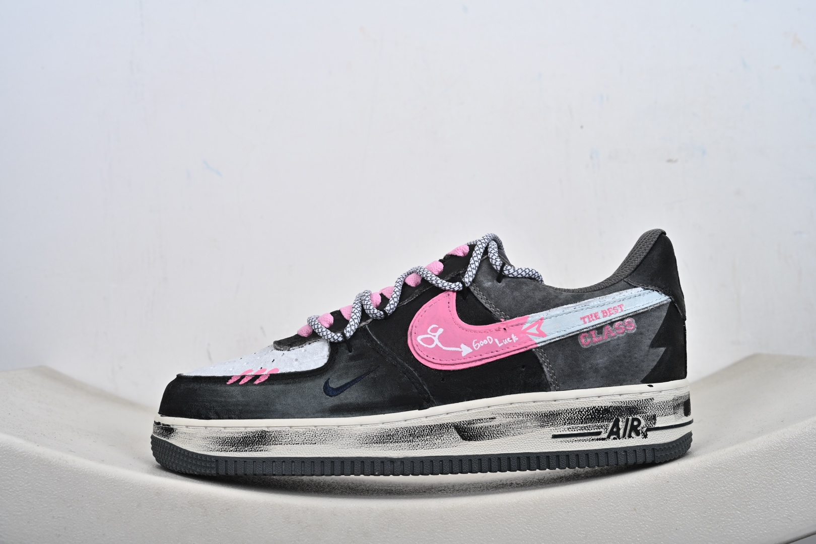 手绘涂鸦“灰粉幸运符”Nike Air Force 1 “ Gray-Pink Lucky Charm”空军一号定制板鞋 YD2425-880