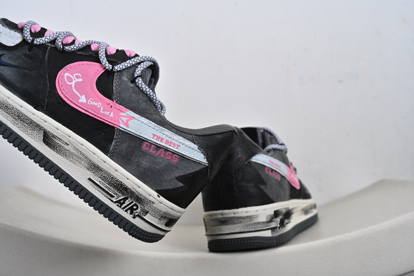 手绘涂鸦“灰粉幸运符”Nike Air Force 1 “ Gray-Pink Lucky Charm”空军一号定制板鞋 YD2425-880